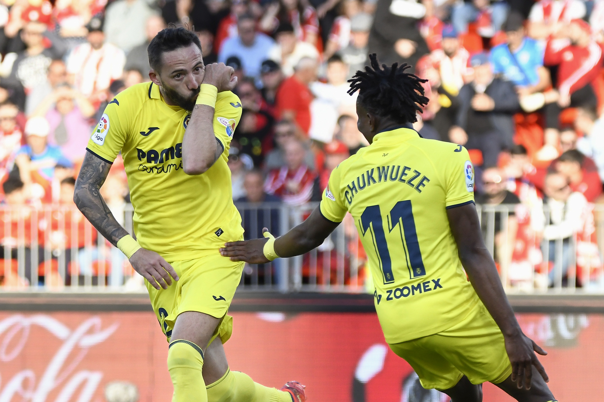 Morales y Chukwueze celebran el gol del madrileo al Almera.