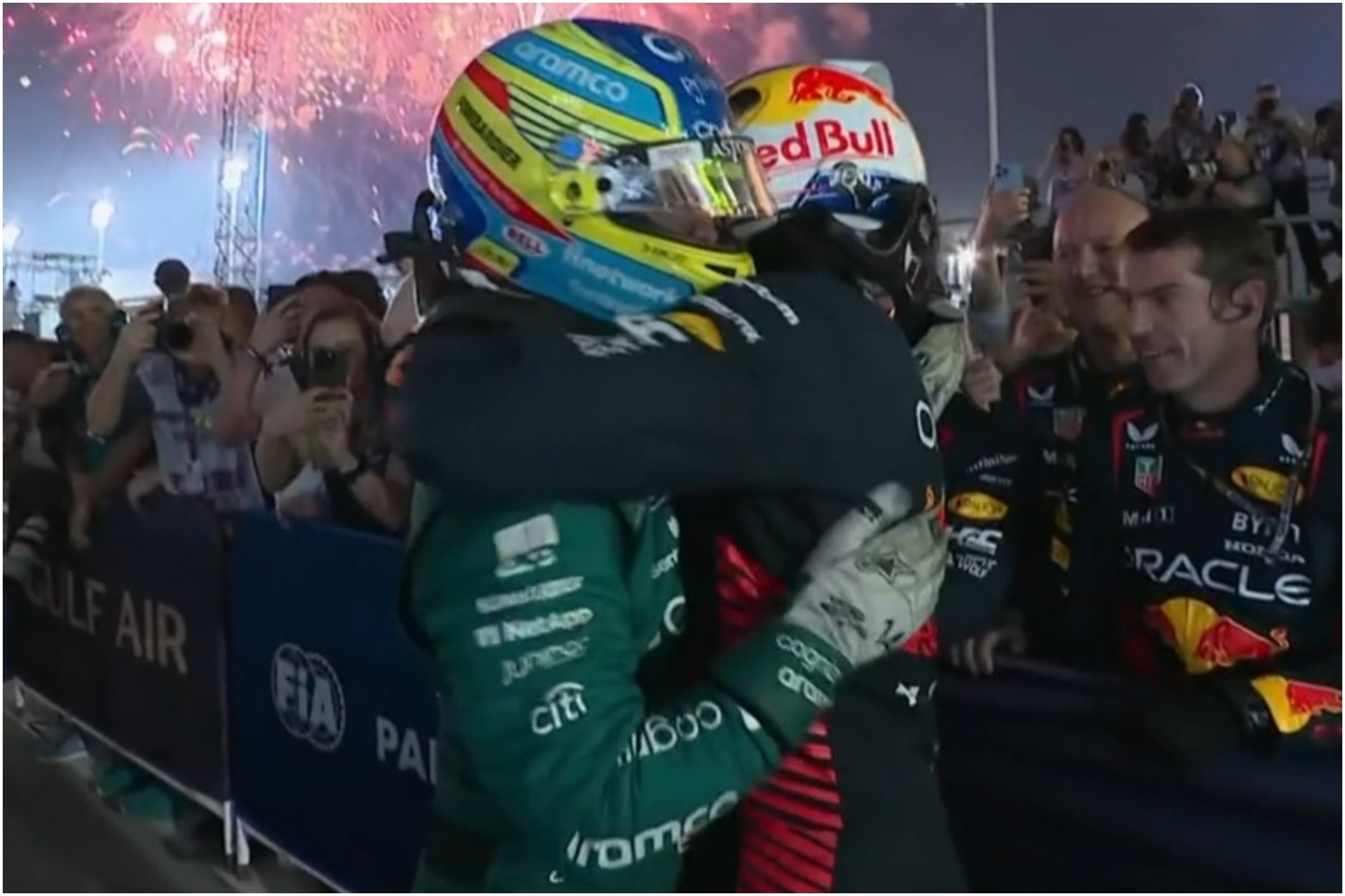 Alonso se abraza con Verstappen.