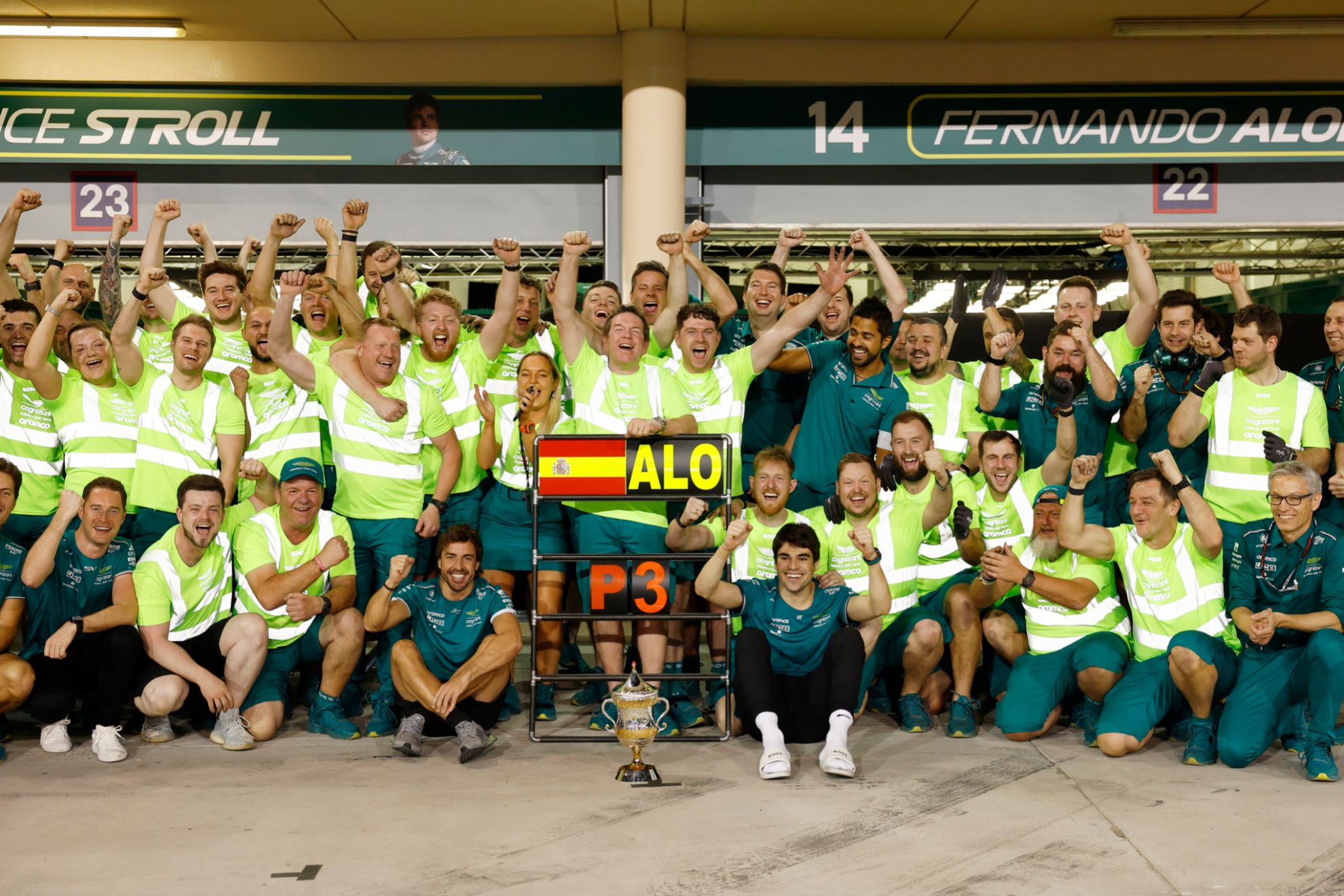 El equipo Aston Martin celebra el podio número 99 de Fernando Alonso.