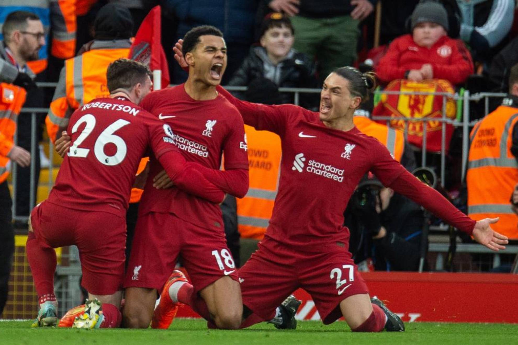 Robertson, Gakpo y Darwin Nez, celebrando uno de los goles del Liverpool