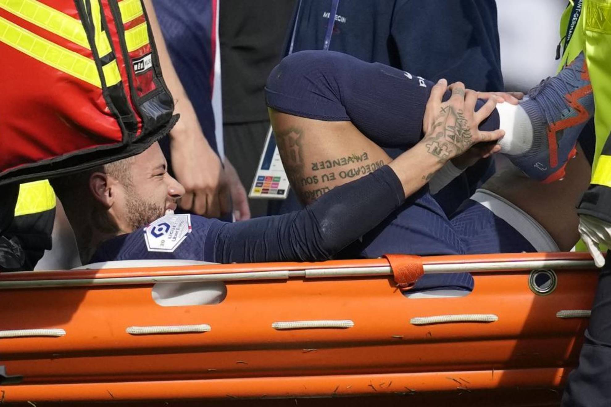 Neymar, tras sufrir la lesi�n en su tobillo.