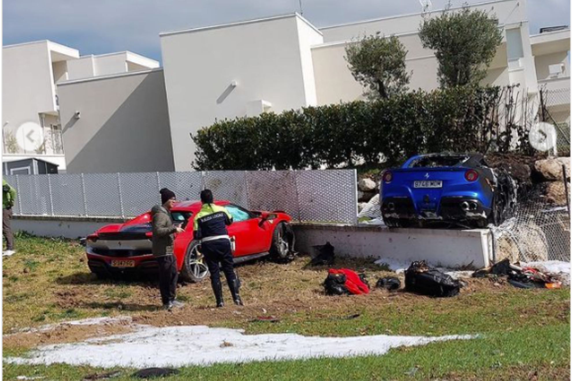 Dos Ferrari se empotran contra una mansión y casi acaban en la piscina