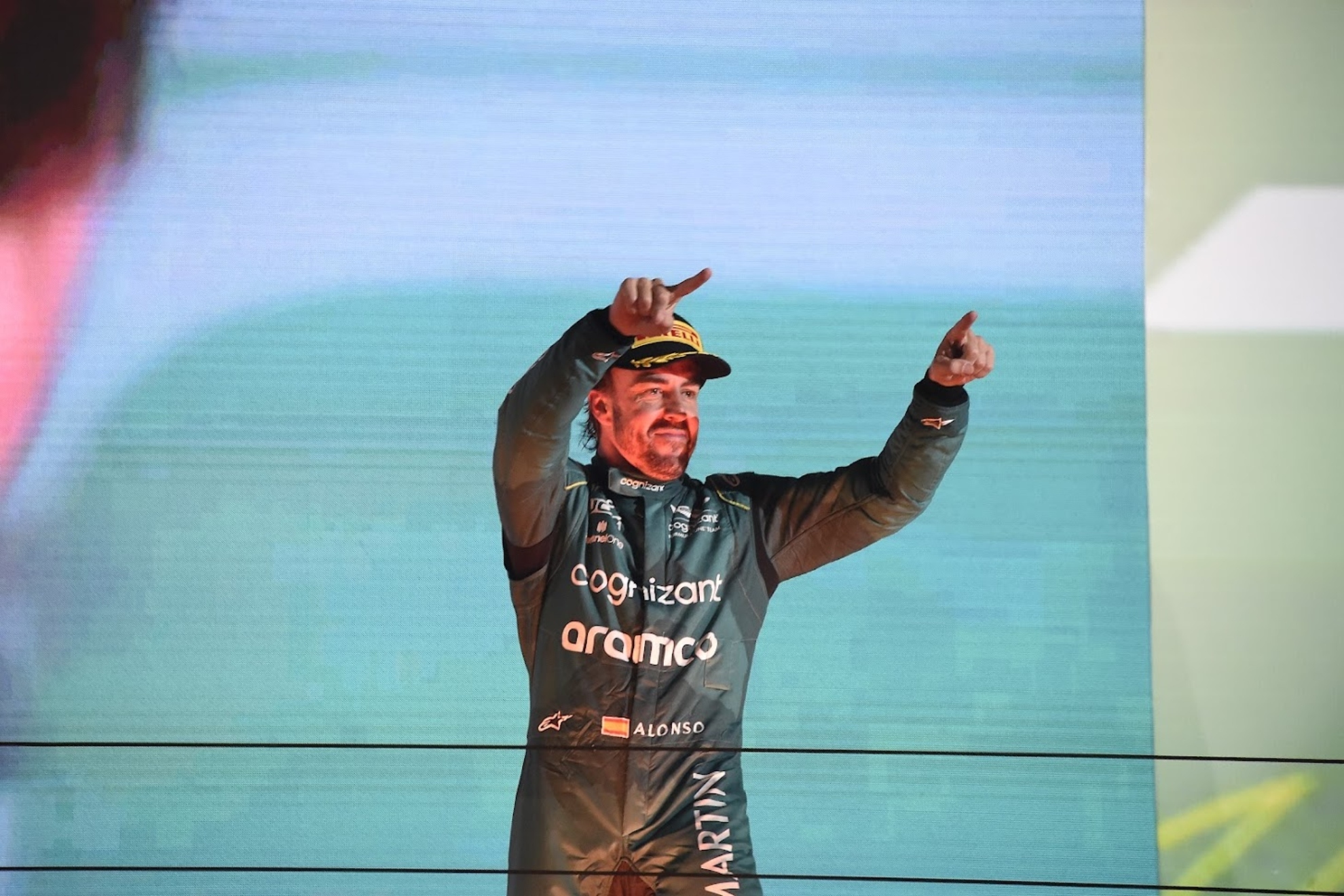 Fernando Alonso, en el podio de Bahréin.