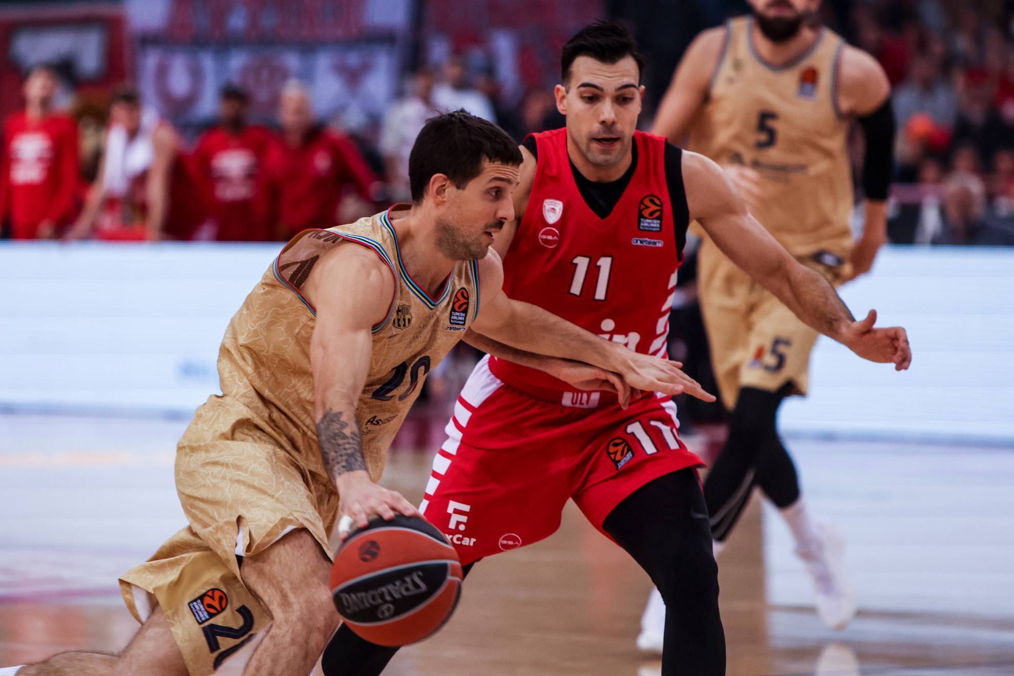 Nico Laprovittola trata de superar la defensa de Kostas Sloukas.