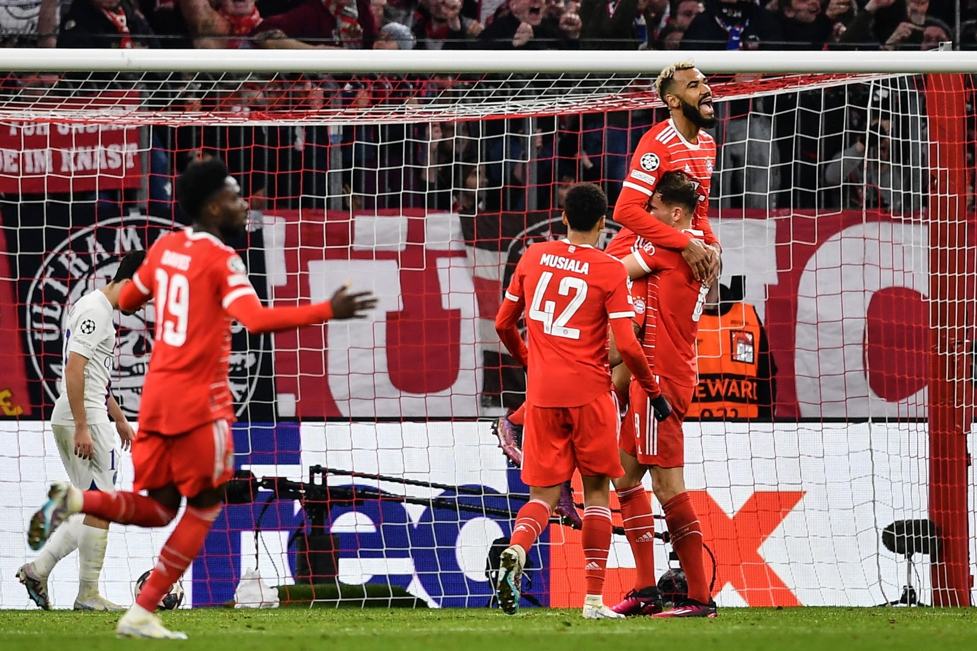 Los jugadores del Bayern celebran el gol de Choupo-Moting.