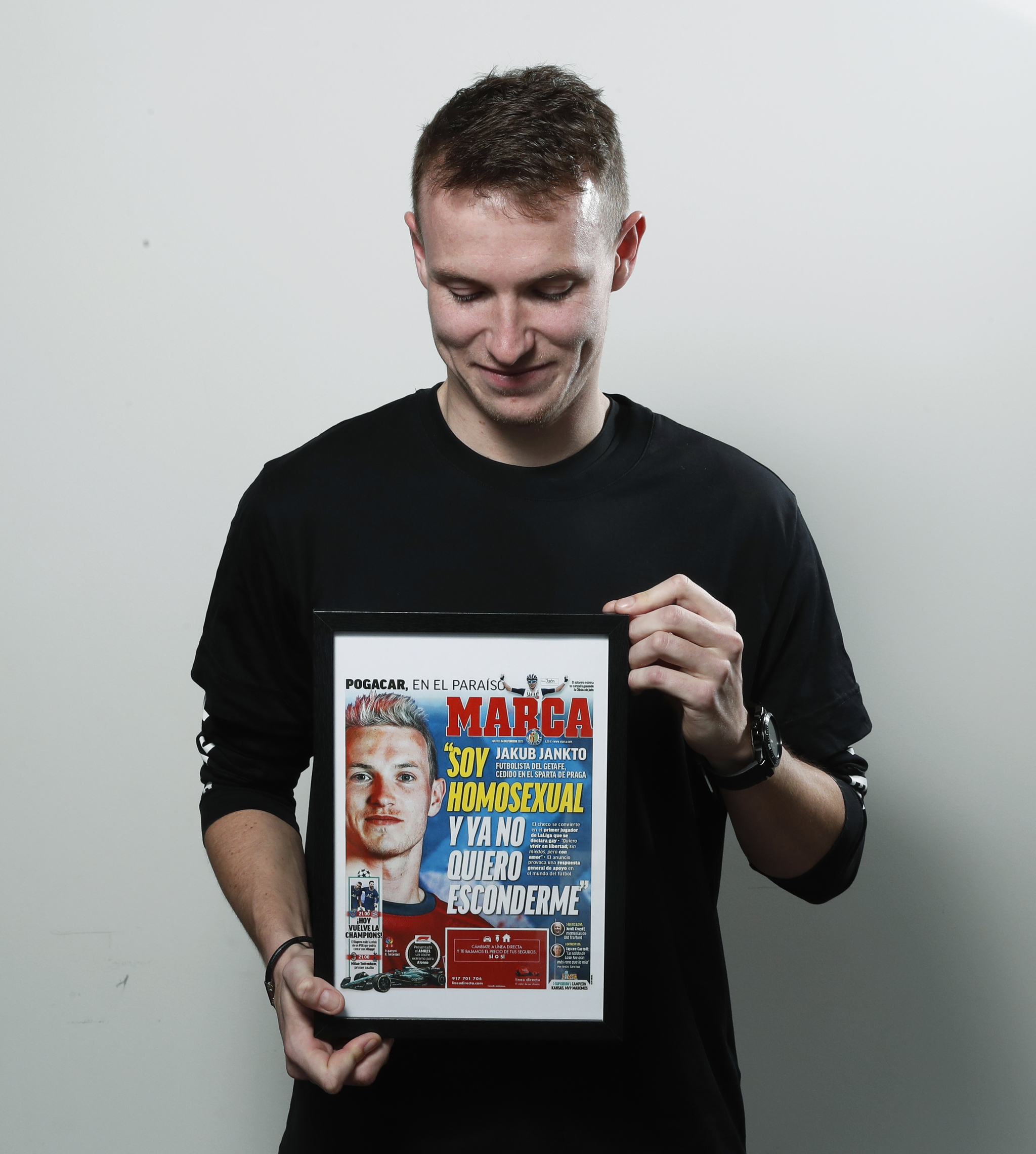 Jantko posa con la portada de MARCA que protagoniz cuando anunci su homosexualidad.