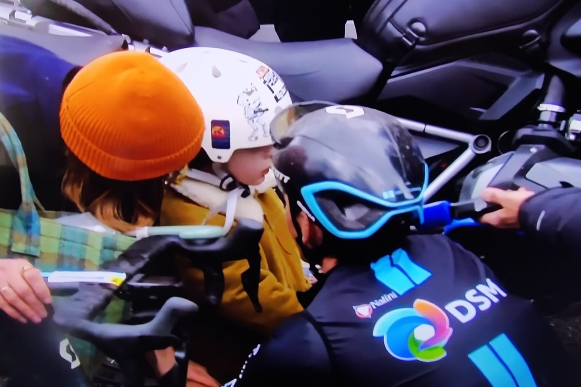 Esto slo pasa en ciclismo: emotivo 'pique' de Romain Bardet con su pequeo en plena Pars Niza