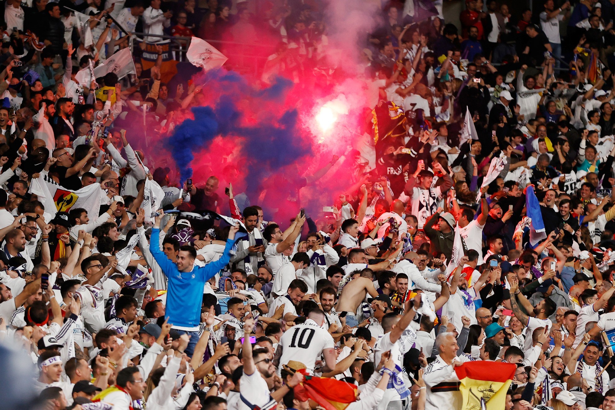 Aficionados del Madrid en las gradas de Stade de France