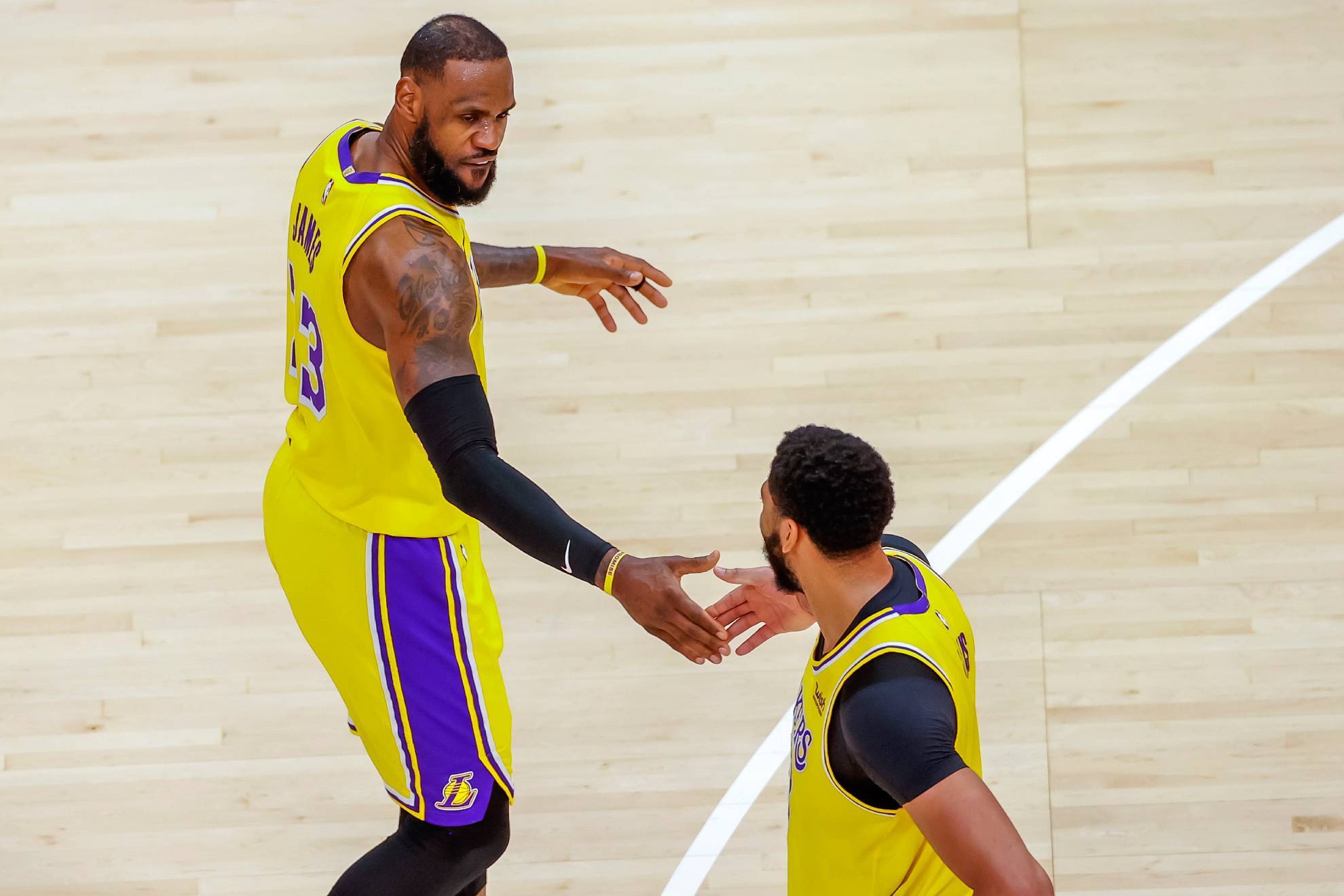 LeBron James y Anthony Davis chocan sus manos en un encuentro de los Lakers.