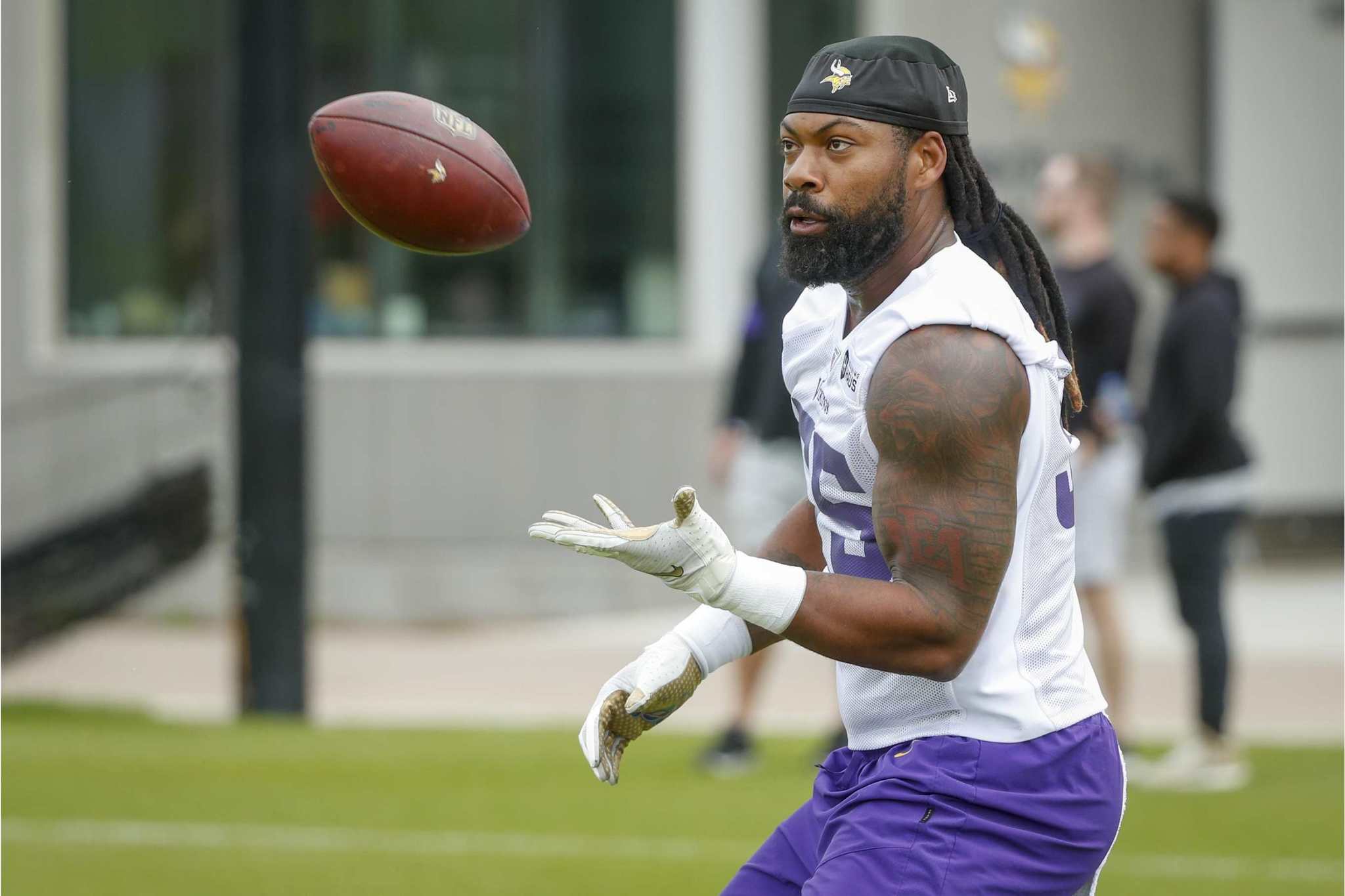 Awkward: Vikings Pro-Bowl star says bye to fans, despite team denying his  release
