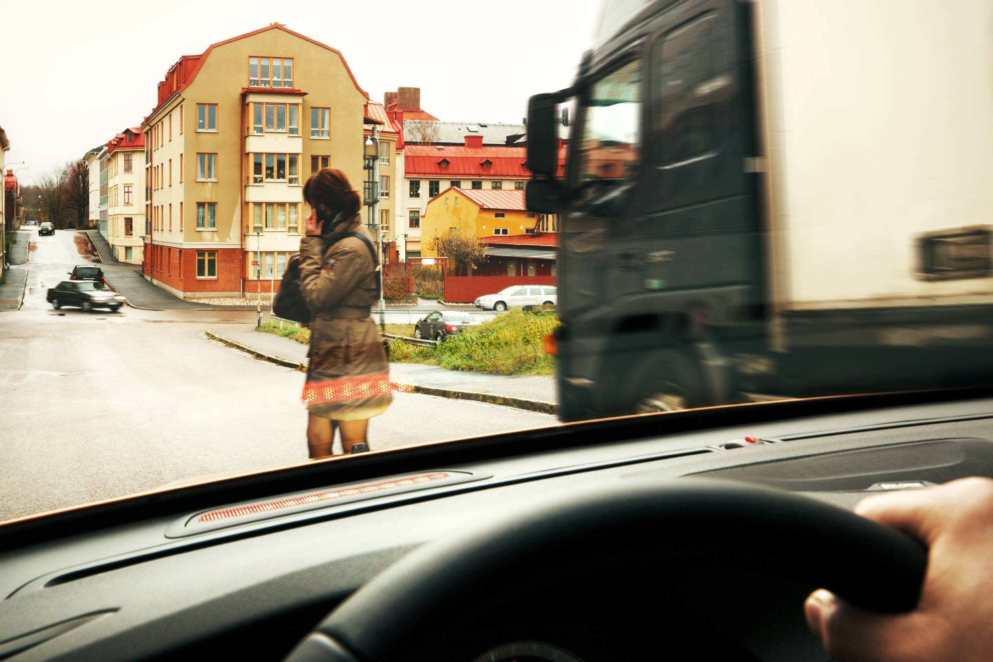 Los peatones, como los conductores, tienen que tener puestos los cinco sentidos cuando interactúan en el tráfico.