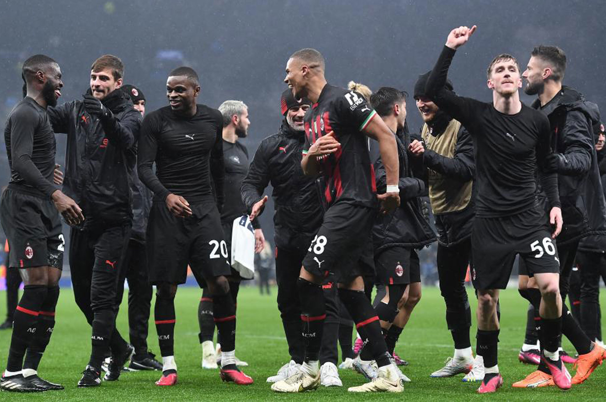 Los jugadores del Milan celebran su clasificación para octavos de la Champions.