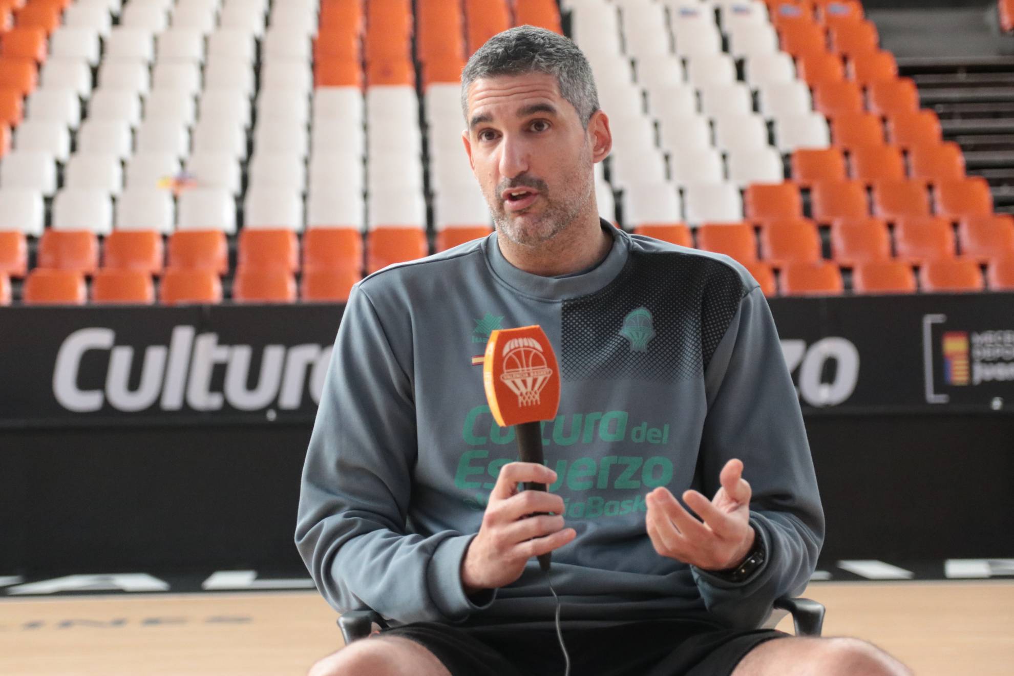 Rubén Burgos, entrenador del Valencia Basket de categoría femenina.