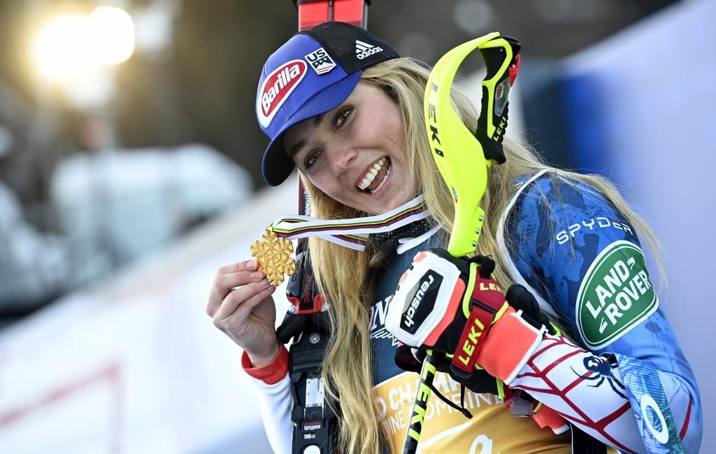 Mikaela Shiffrin con el oro que gano en la Combinada de los Mundiales de Cortina d'Ampezzo en 2021