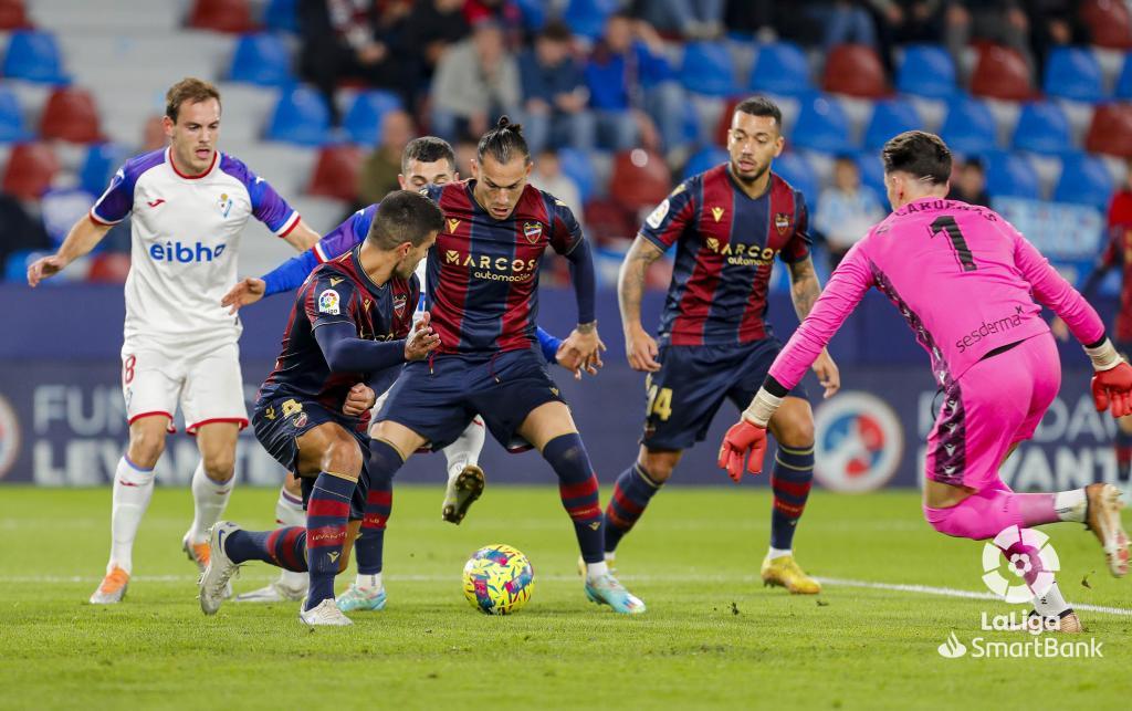 Levante y Eibar, rivales por las plazas de ascenso directo, durante el partido del Ciutat de Valencia