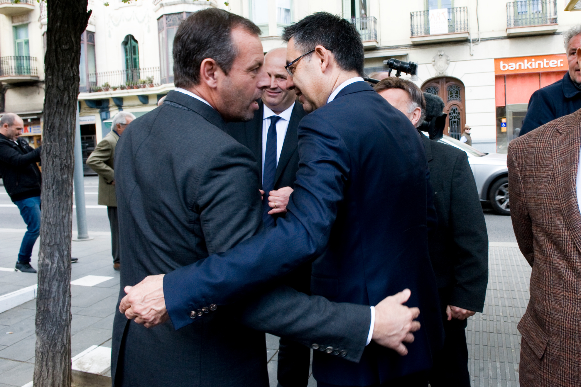 Rosell y Bartomeu, expresidentes del Barcelona, se saludan.