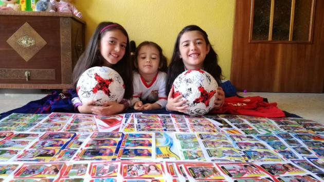 Las hijas de María Vázquez con los cromos de la liga femenina que elaboró en 2018/ Foto: @MariquillaVC