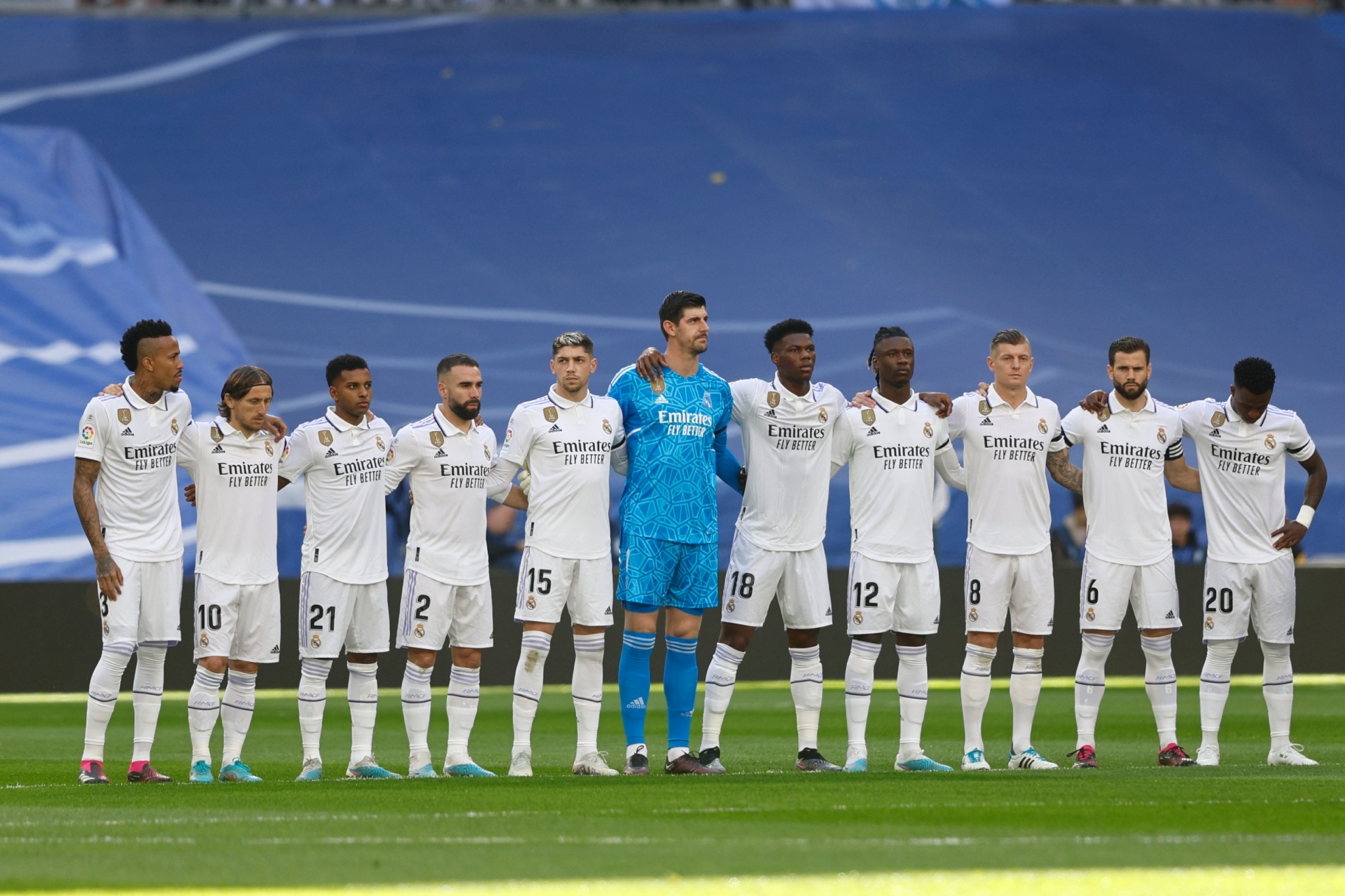 Los jugadores del Real Madrid, durante el minuto de silencio previo al duelo ante el Espanyol.