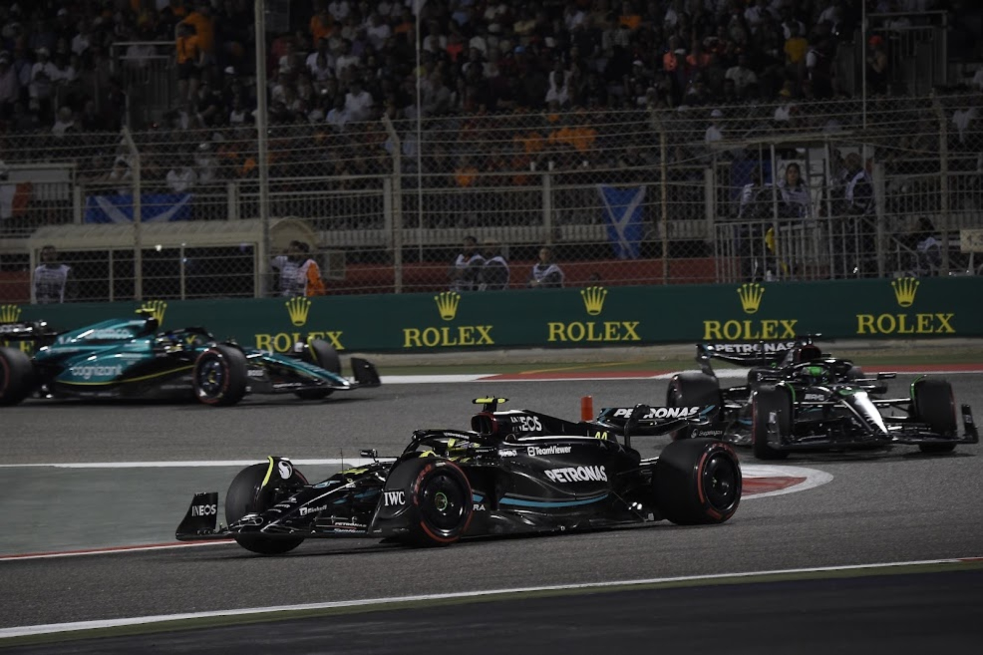 Hamilton y Russell, sobre los Mercedes, delante de Alonso... al principio.
