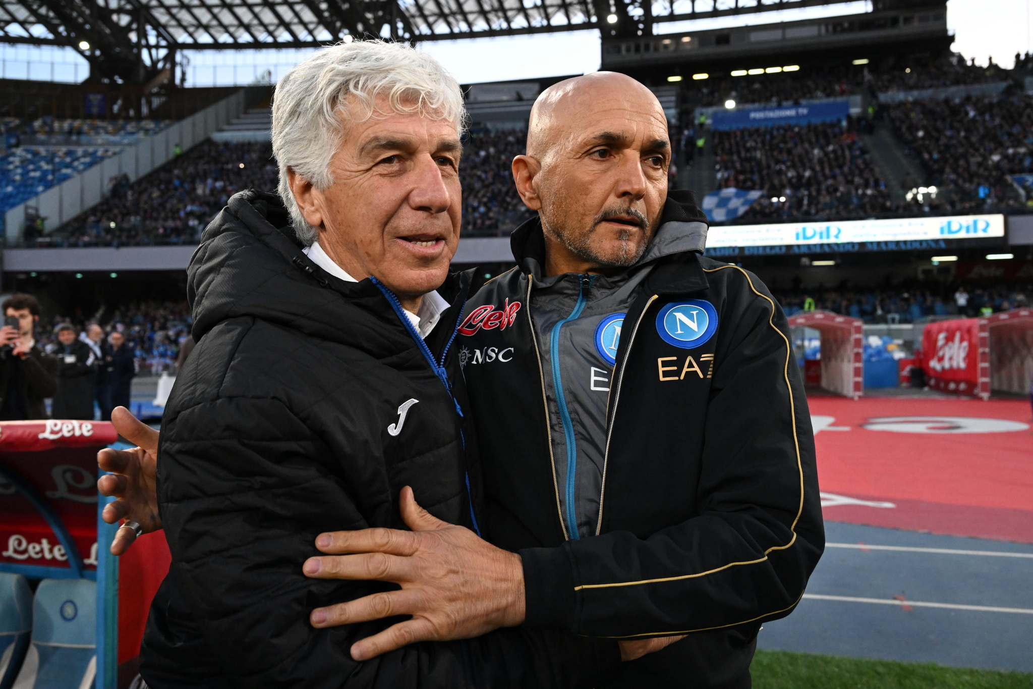 Gasperini y Spalletti se saludan antes del partido.