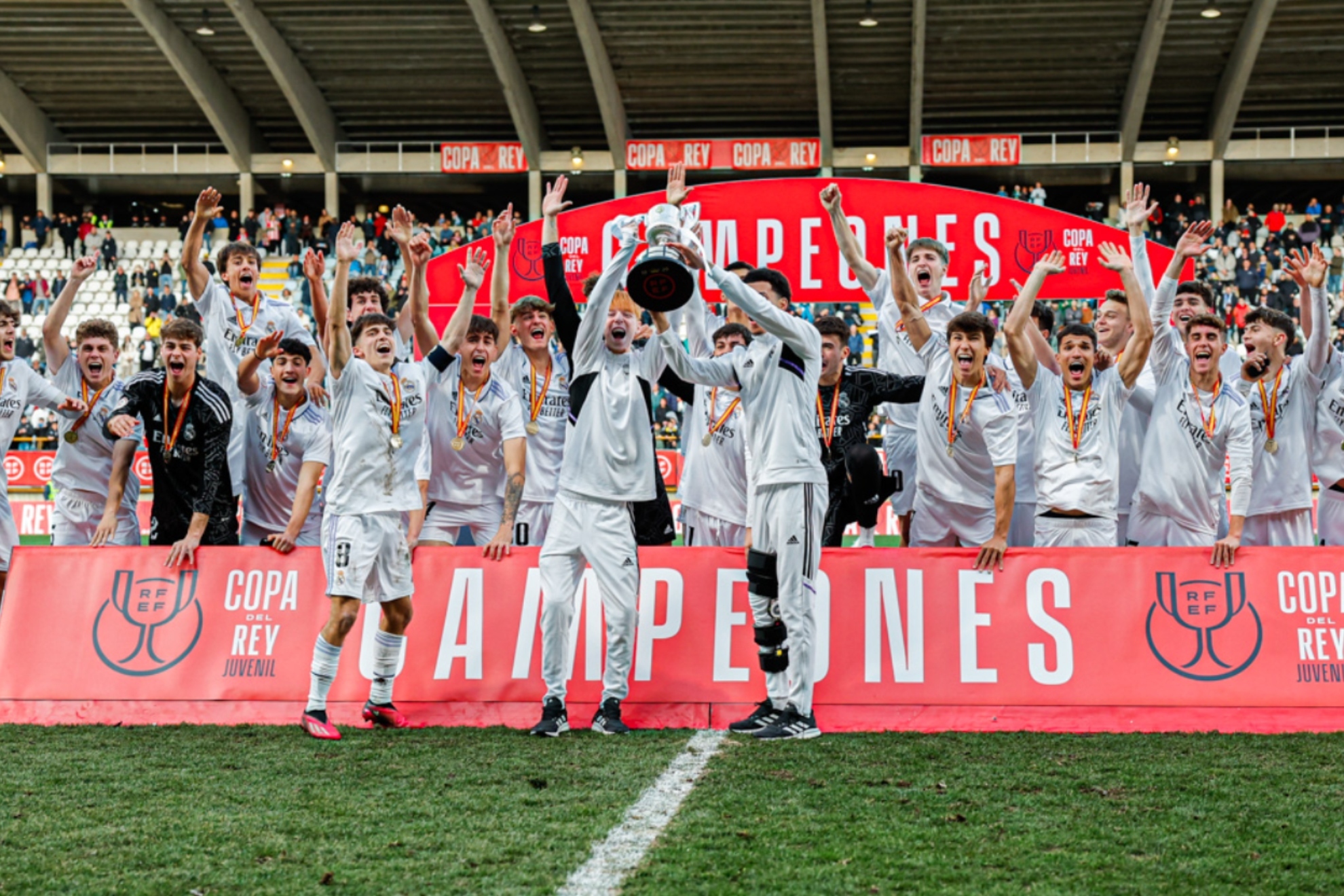Los jugadores del Real Madrid levantan el trofeo como campeones de Copa