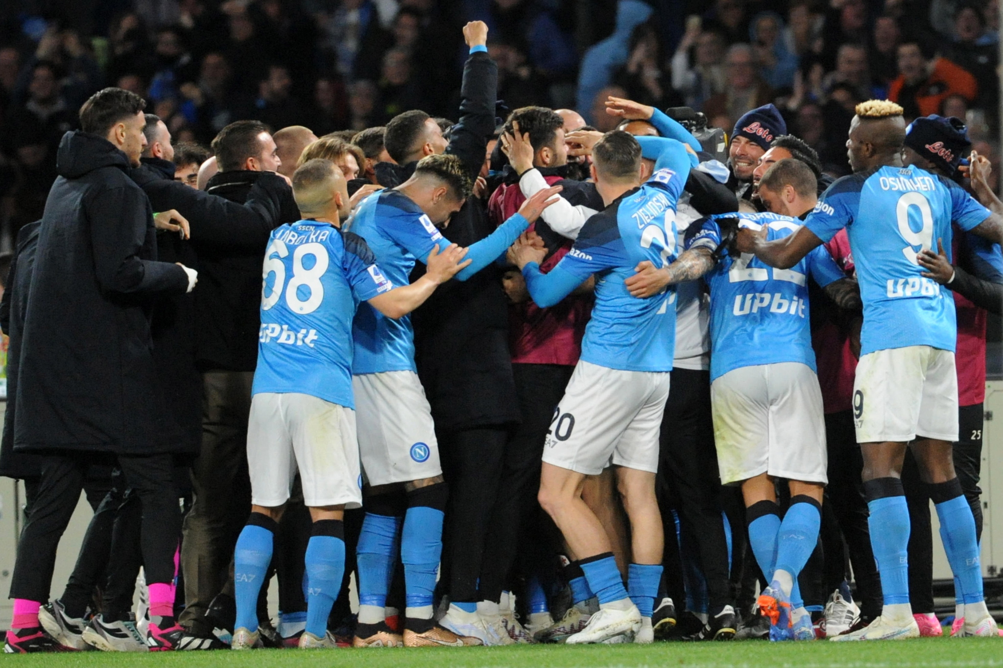 El Napoli celebra el gol de Kvaratskhelia.