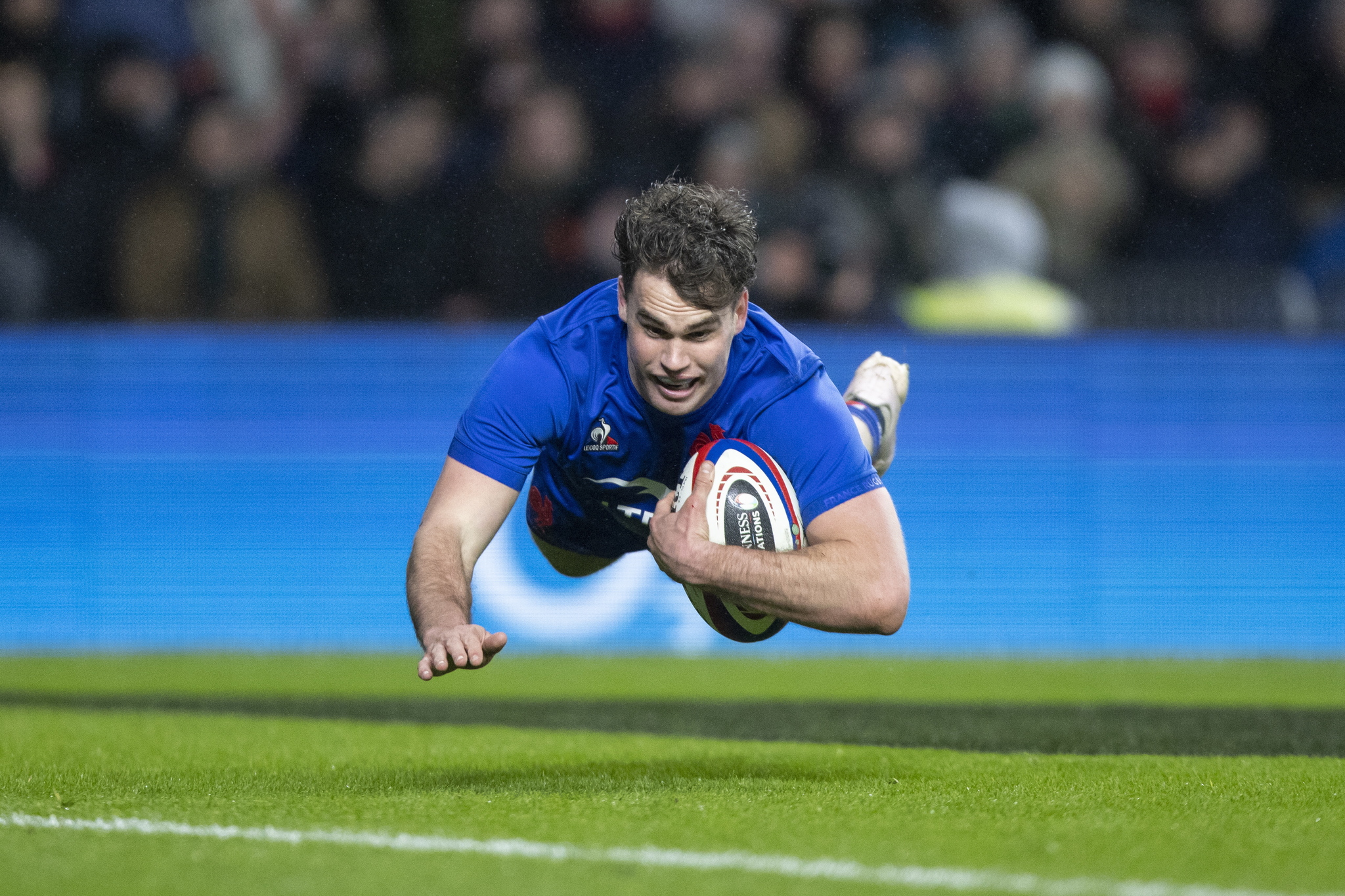 Francia aplasta a Inglaterra con un triunfo que entrará en la leyenda del rugby