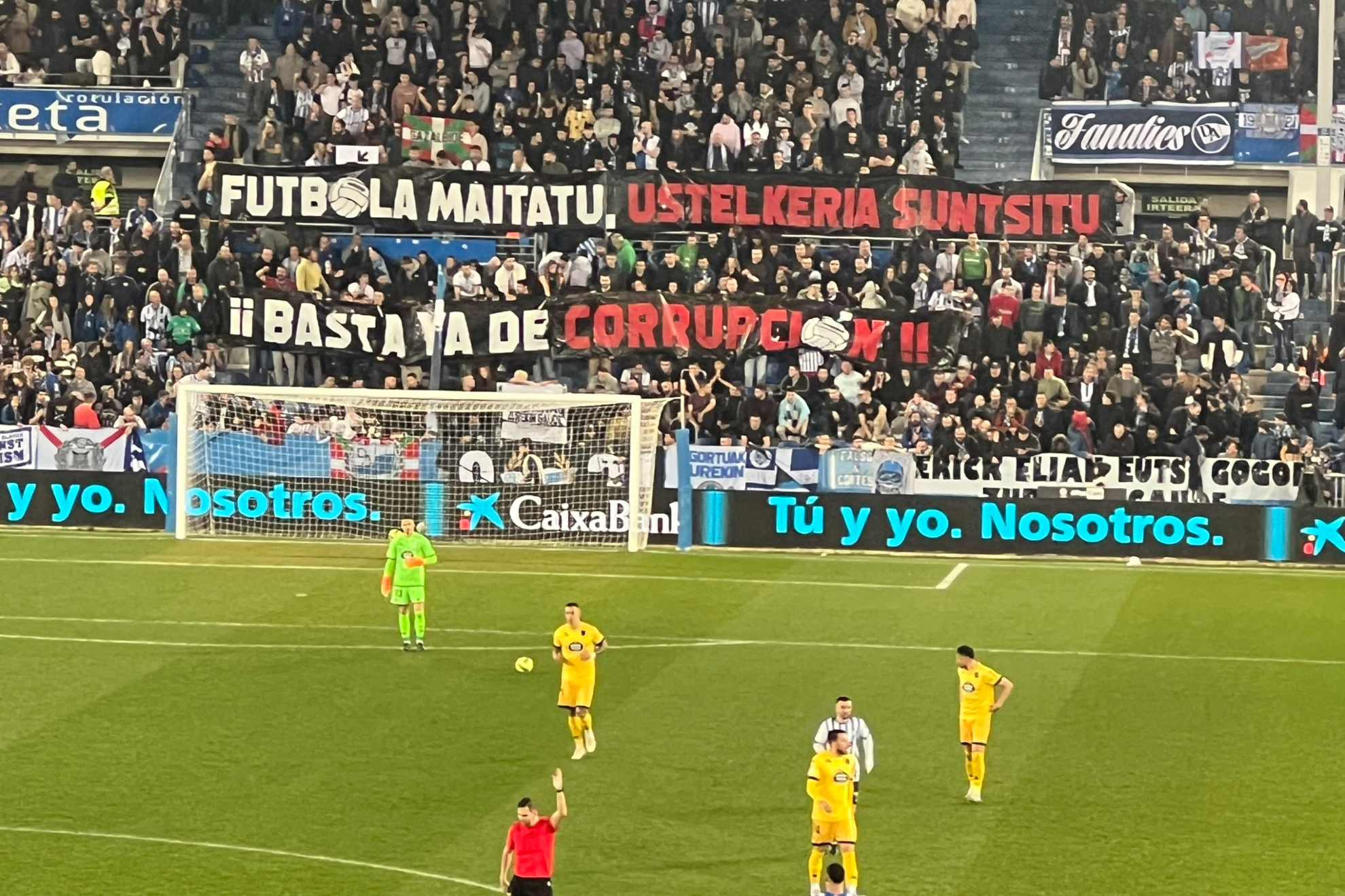 Pancartas que han mostrado los aficionados del Alavés durante el duelo ante el Lugo.