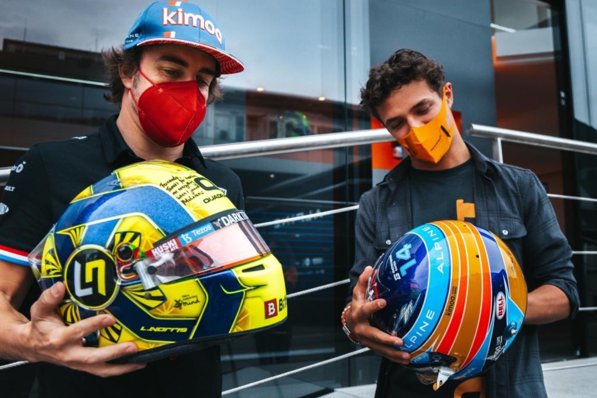 Alonso y Norris, cuando se intercambiaron los cascos en 2021.