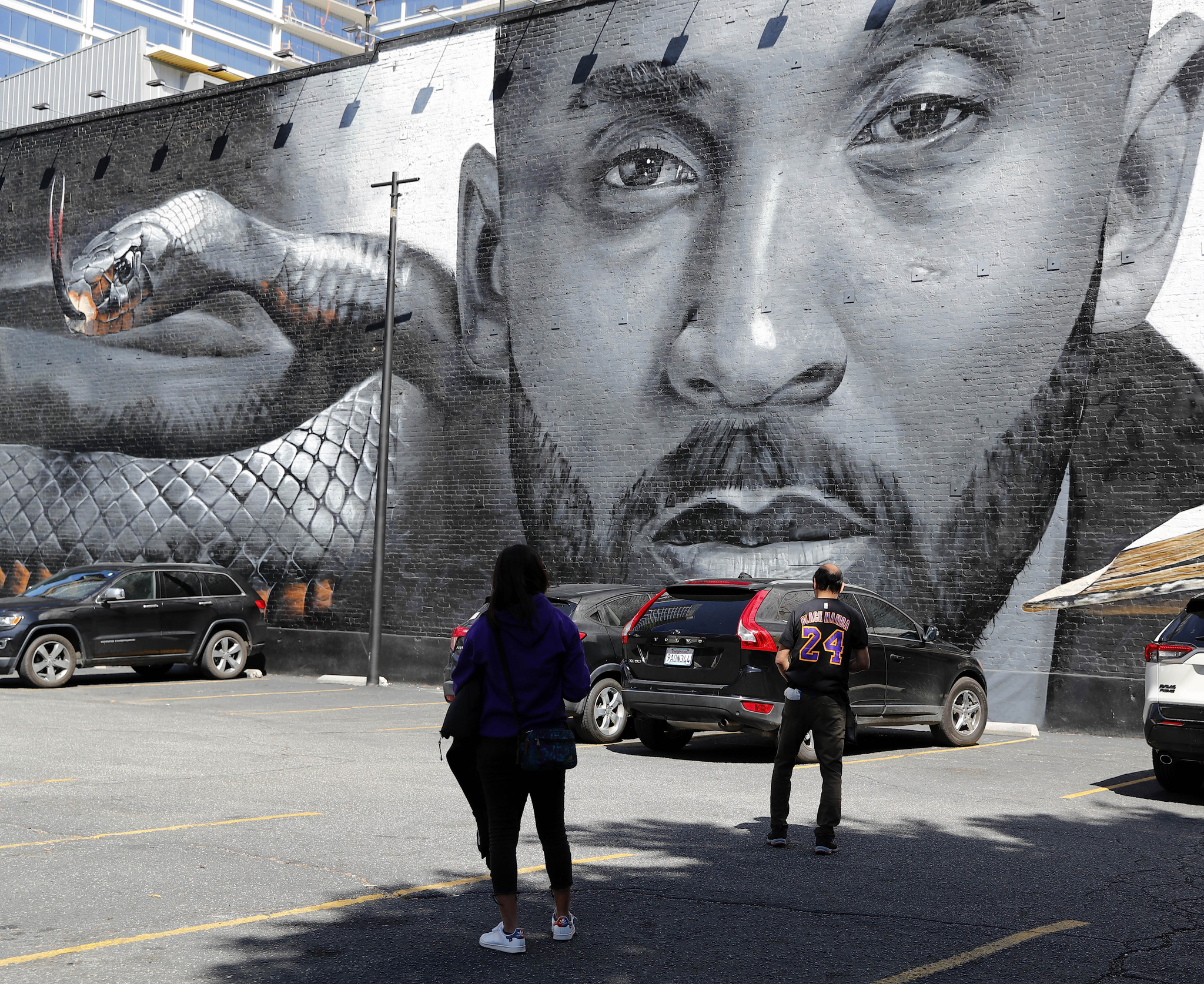 Un aficionado se hace una foto delante de un mural de Kobe y una mamba negra / Rafa Casal