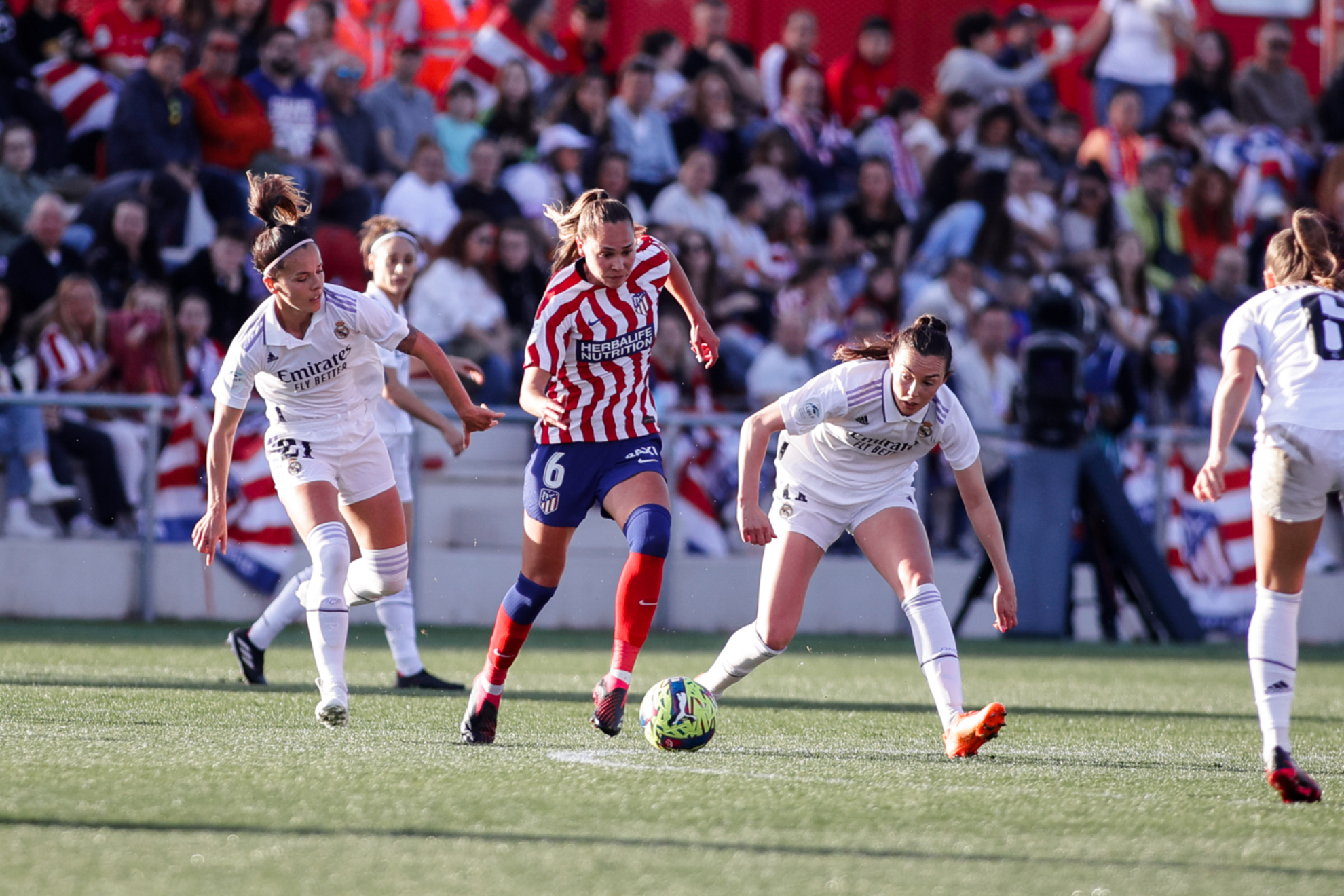 Irene Guerrero controla el baln ante varias rivales / Atltico de Madrid