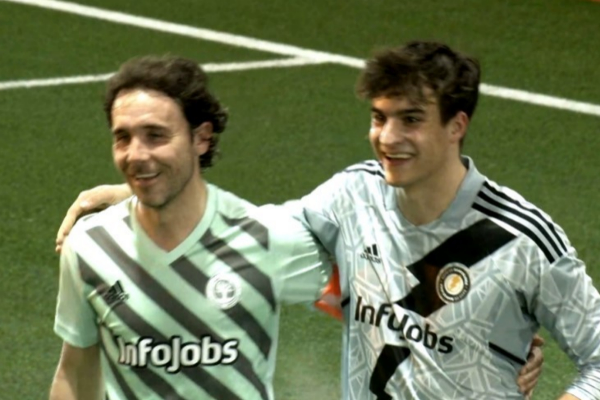 Joan Verd sonriendo con el portero rival tras marcarle un penalti de panenka.