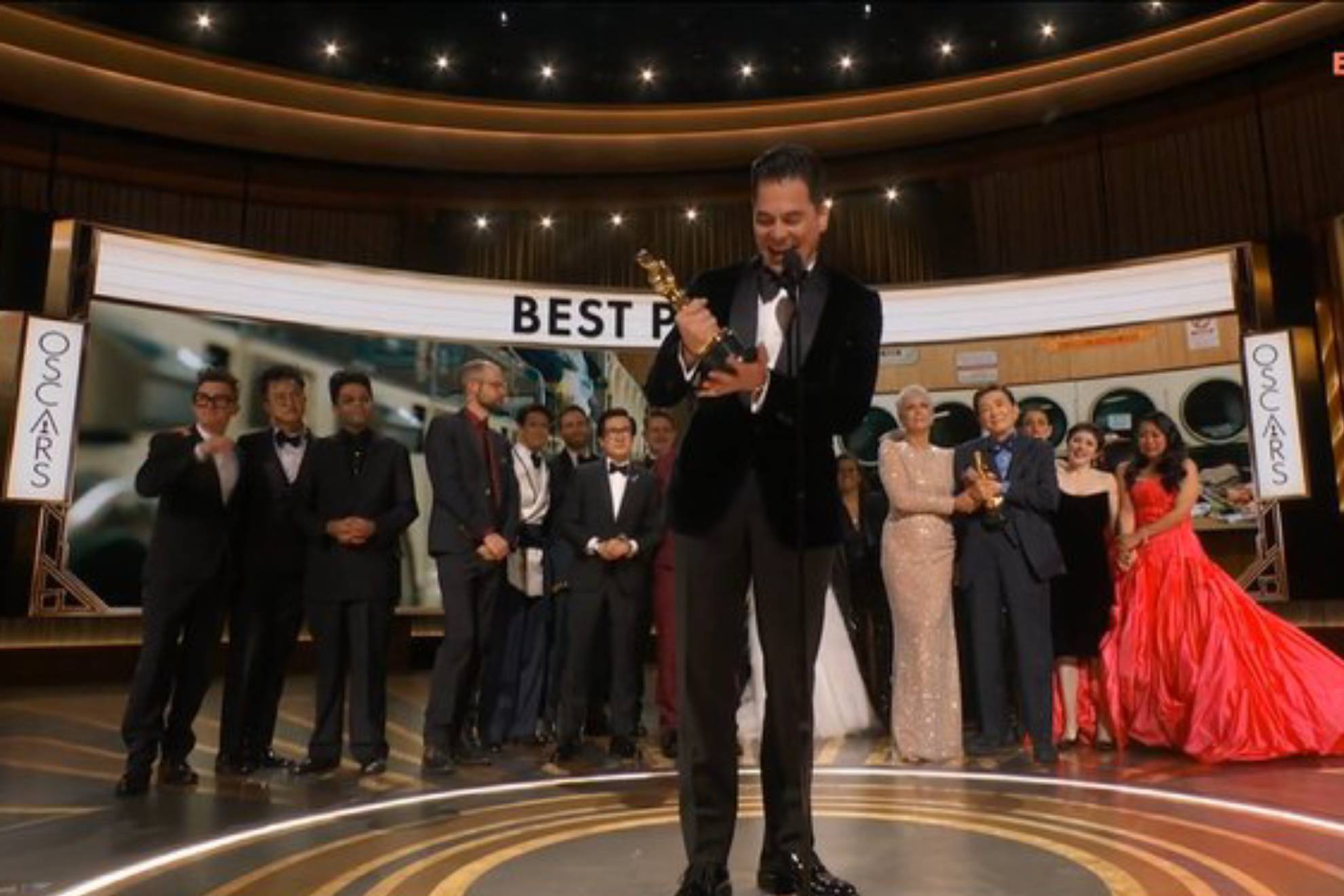 El director recogiendo el Oscar a mejor película