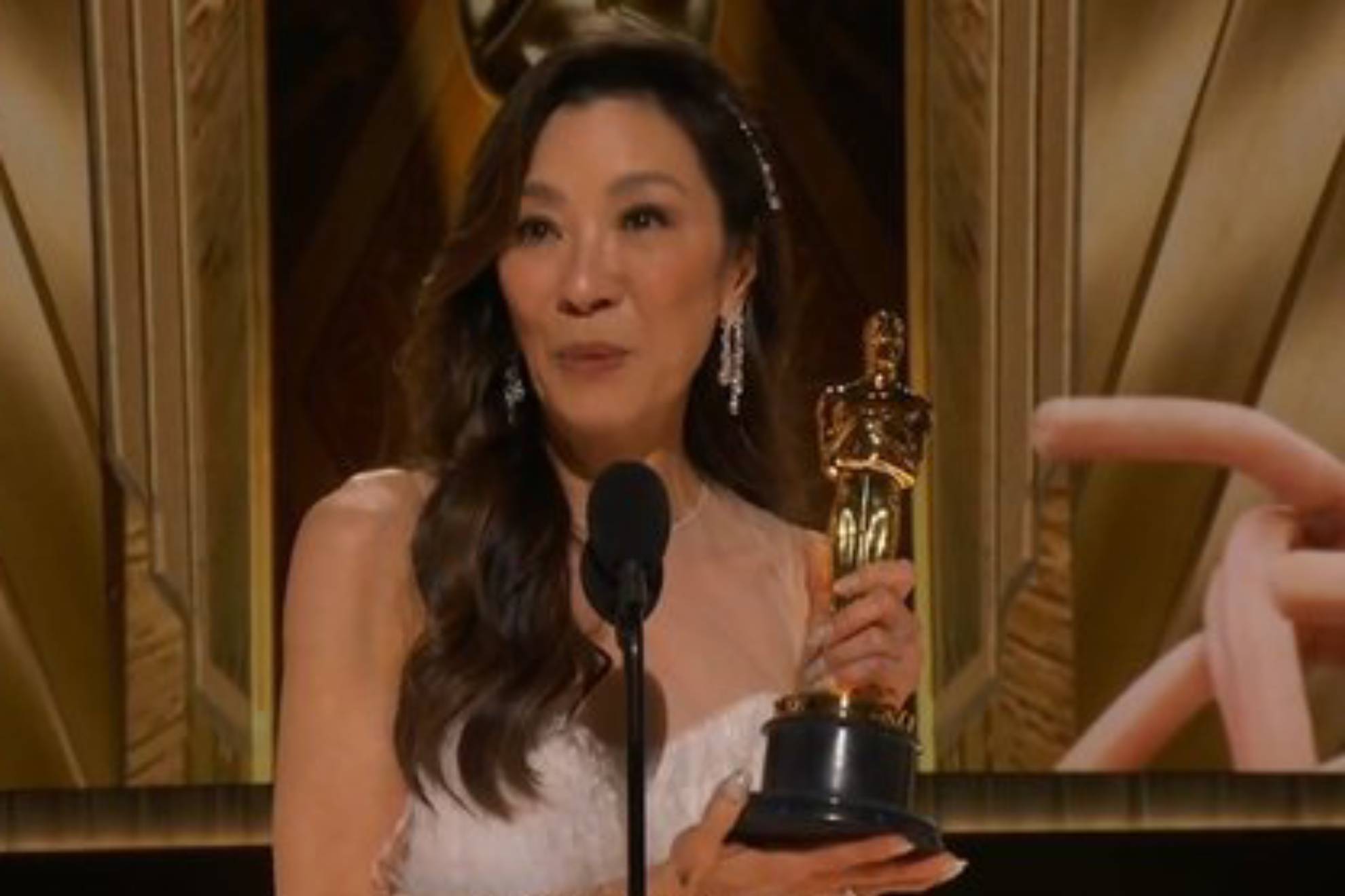 Michael Yeoh recoge el Premio a mejor actriz