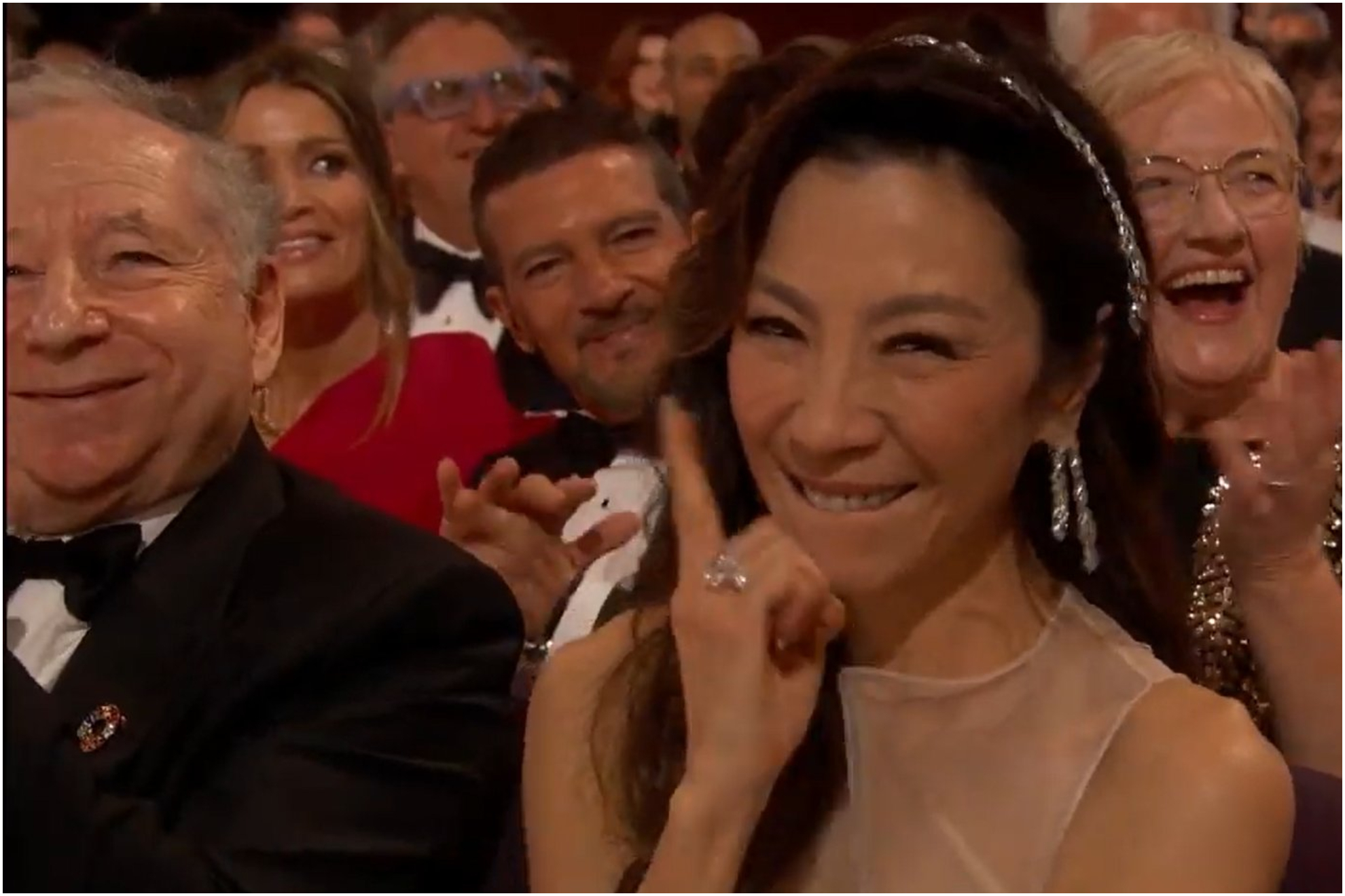 Michelle Yeoh, durante la ceremonia, con Todt a su lado.