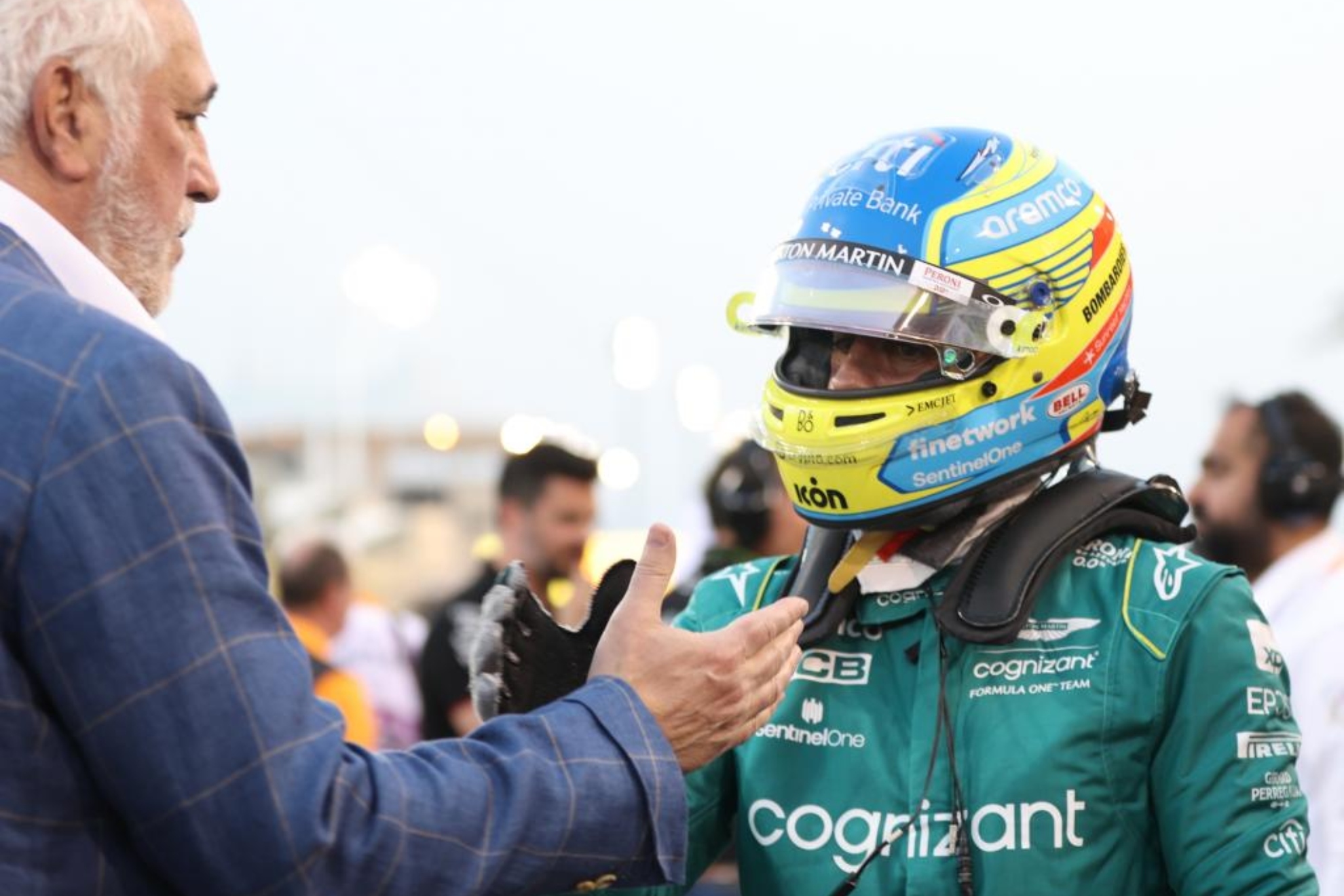 Lawrence Stroll saluda a Alonso antes de la carrera en Bahréin.