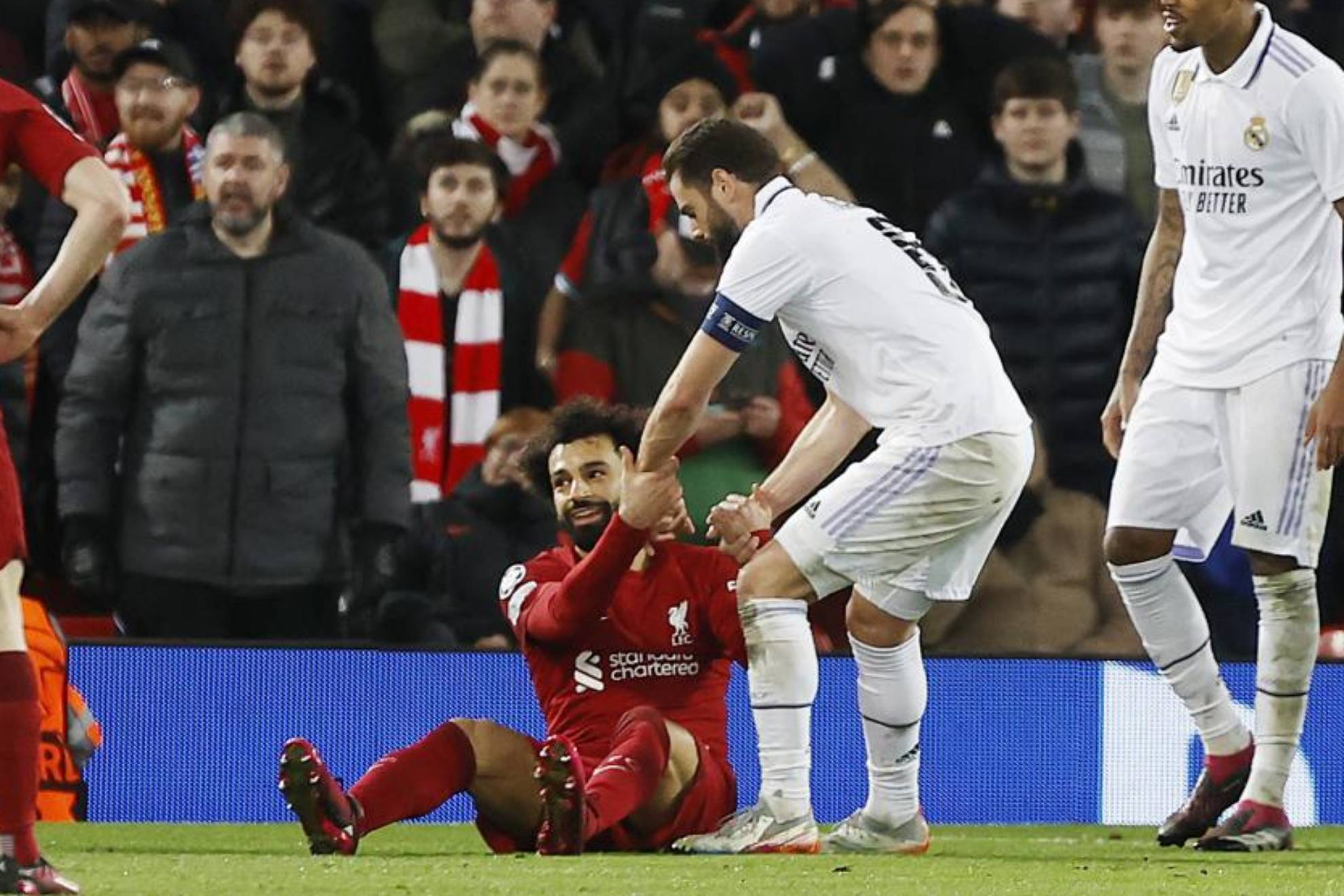 Nacho ayuda a Salah a levantarse del suelo en el partido de ida en Anfield.