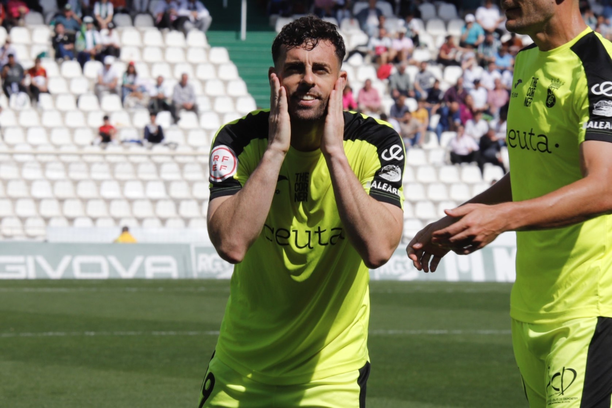 Rodri Ríos, celebrando el gol con las manos en la cabeza