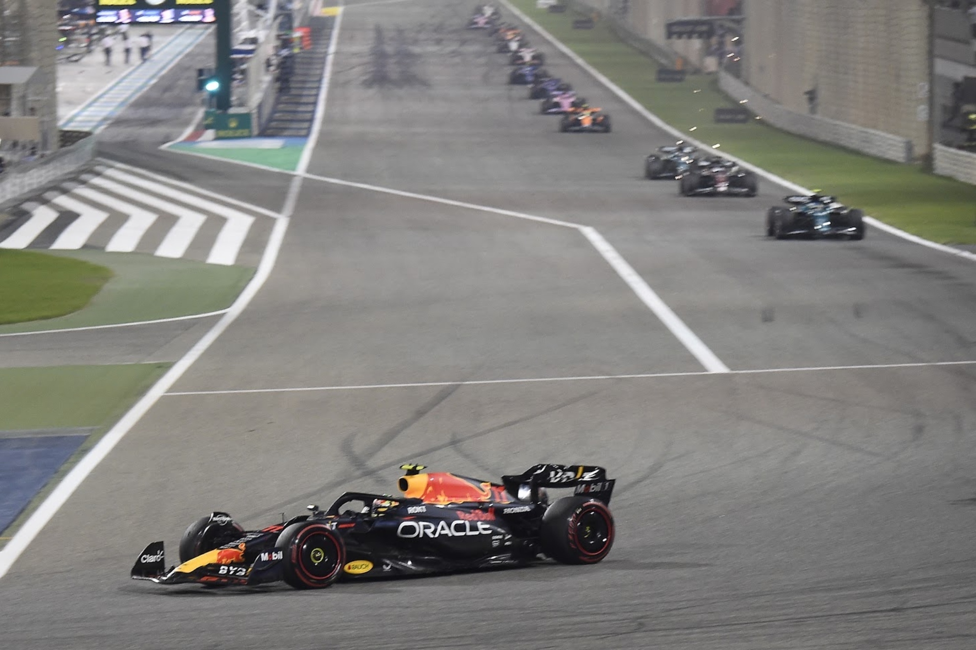 Checo Pérez, con su Red Bull, muy por delante de Alonso con su Aston Martin en Bahréin.