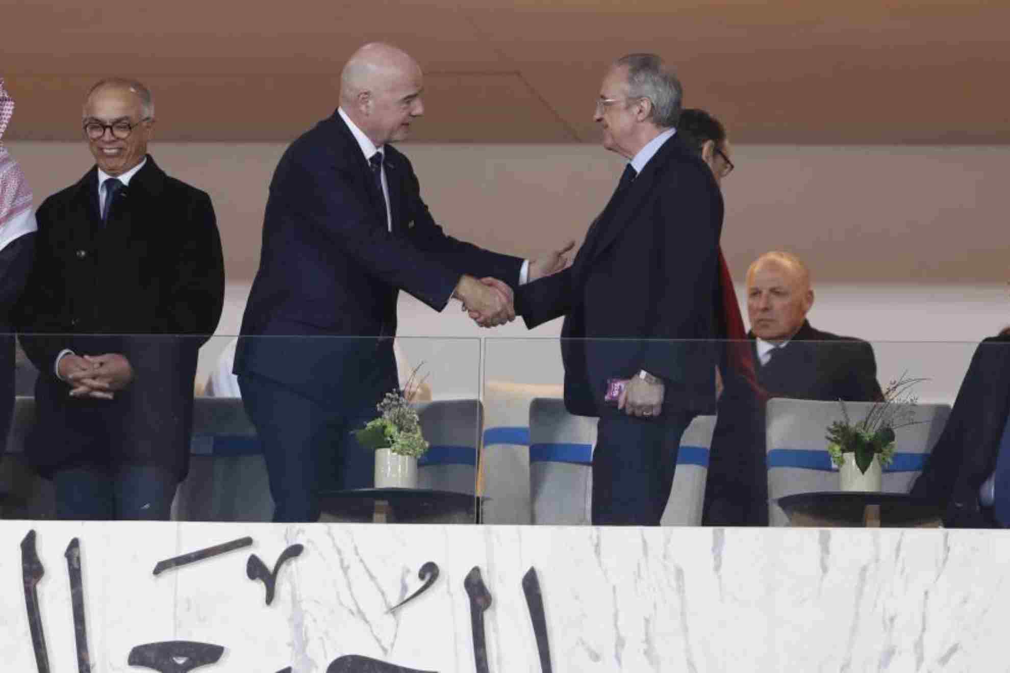 Gianni Infantino, presidente de la FIFA, y Florentino Pérez, presidente del Real Madrid, se saludan.
