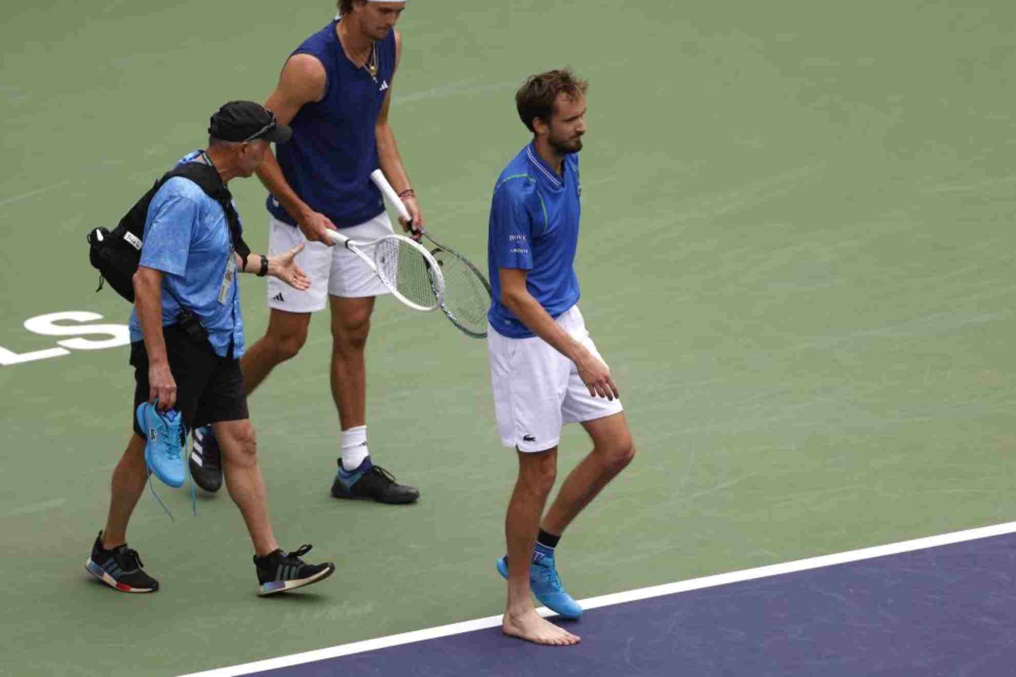 Daniil Medvedev, tenista ruso, camina descalzo por la pista de Indian Wells.
