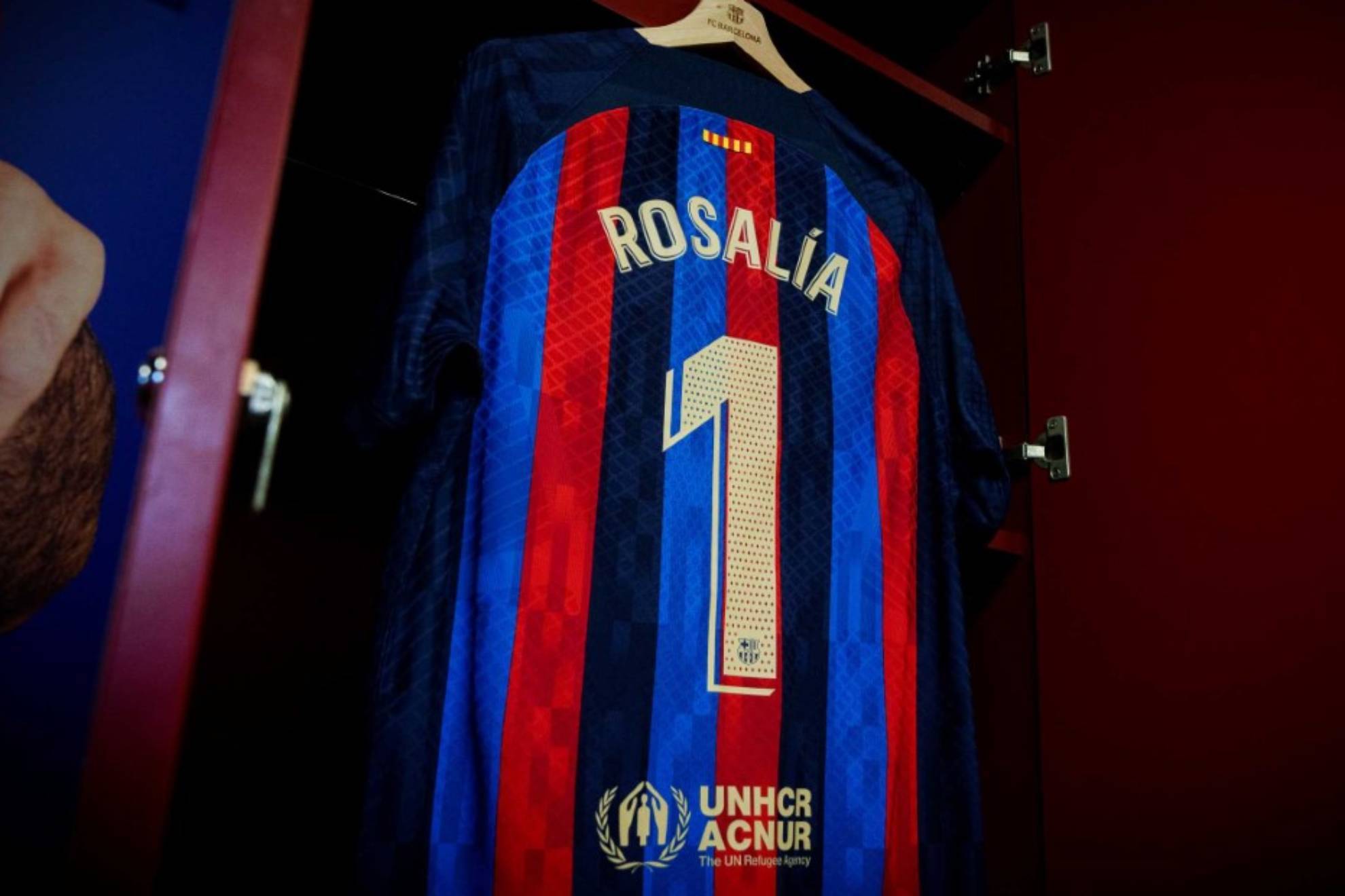El Barcelona jugará el Clásico con una camiseta 'Motomami' de Rosalía que brilla en la oscuridad