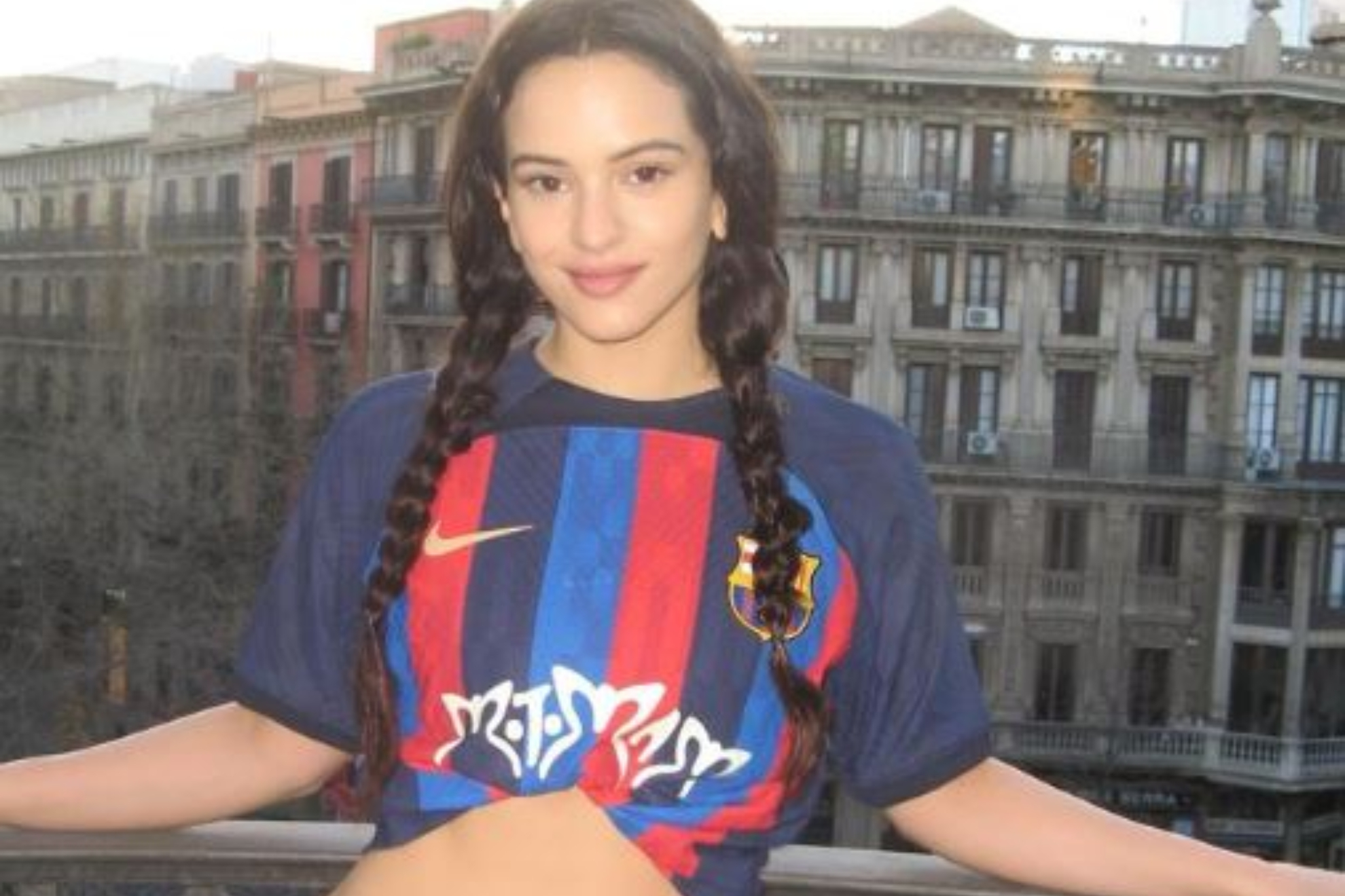 El Bara presenta la camiseta 'motomami' con la que jugar ante el Madrid
