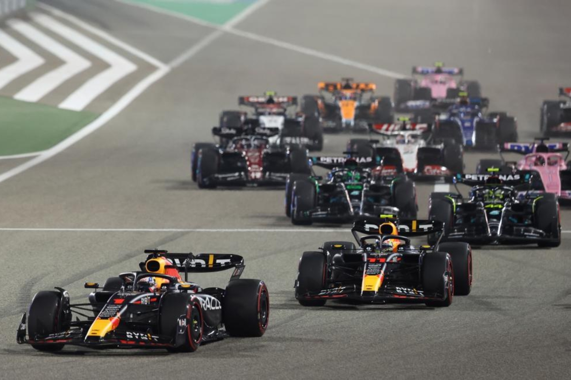 Verstappen y Checo Pérez lideran tras la salida en Bahréin.