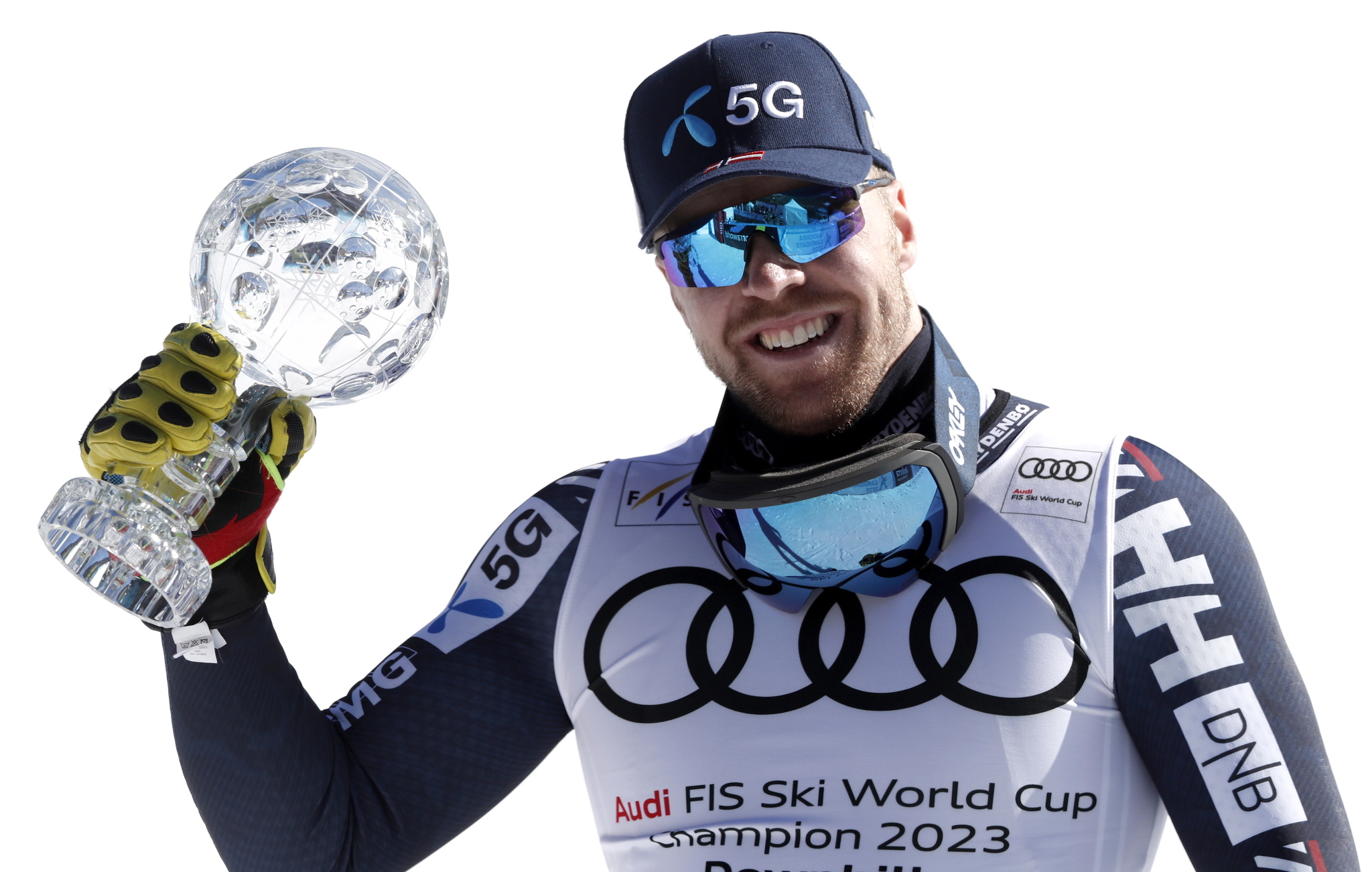 Alexander Kilde con el globo de cristal de descenso en Andorra.
