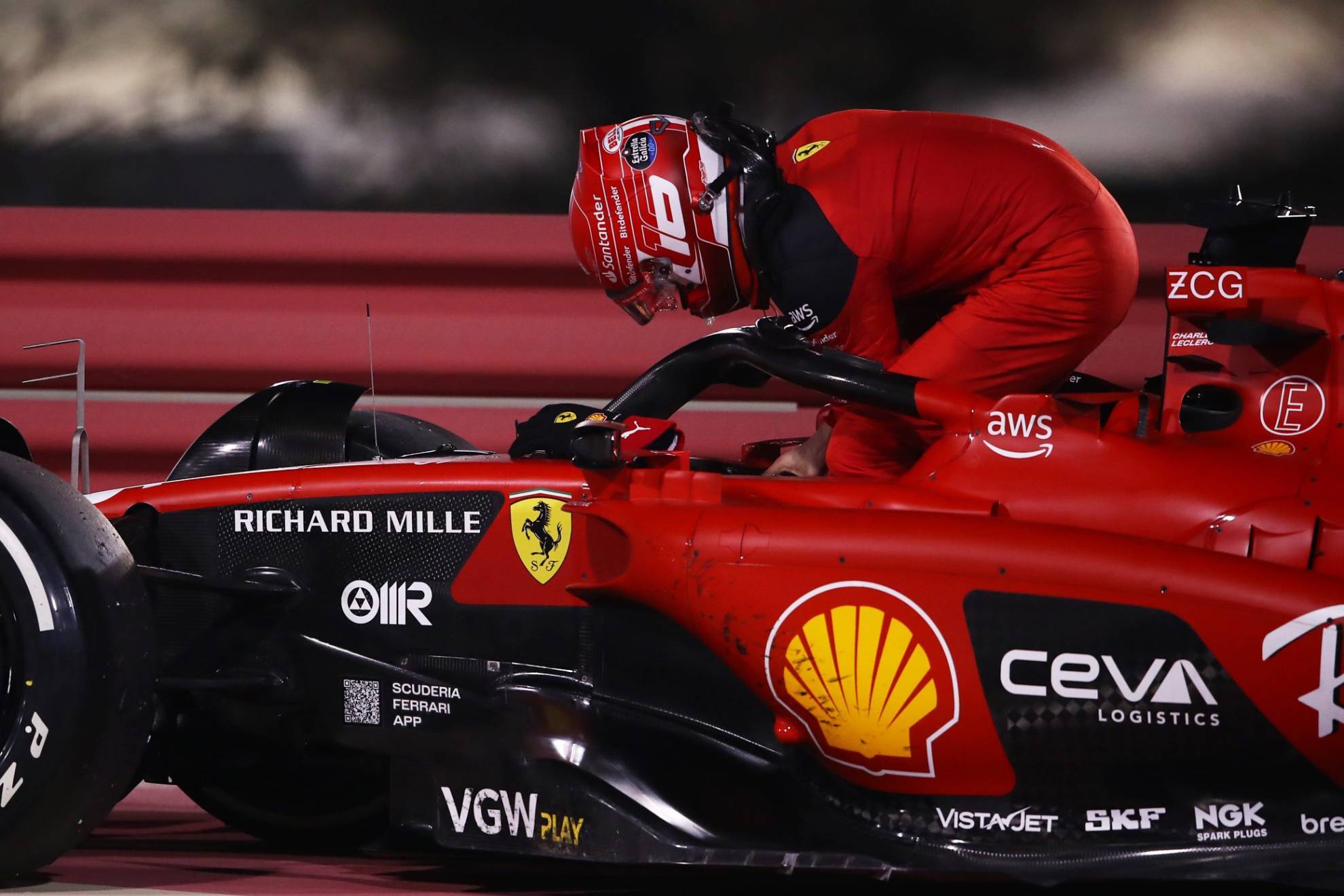 Momento del abandono de Leclerc en Bahréin, por problemas eléctricos