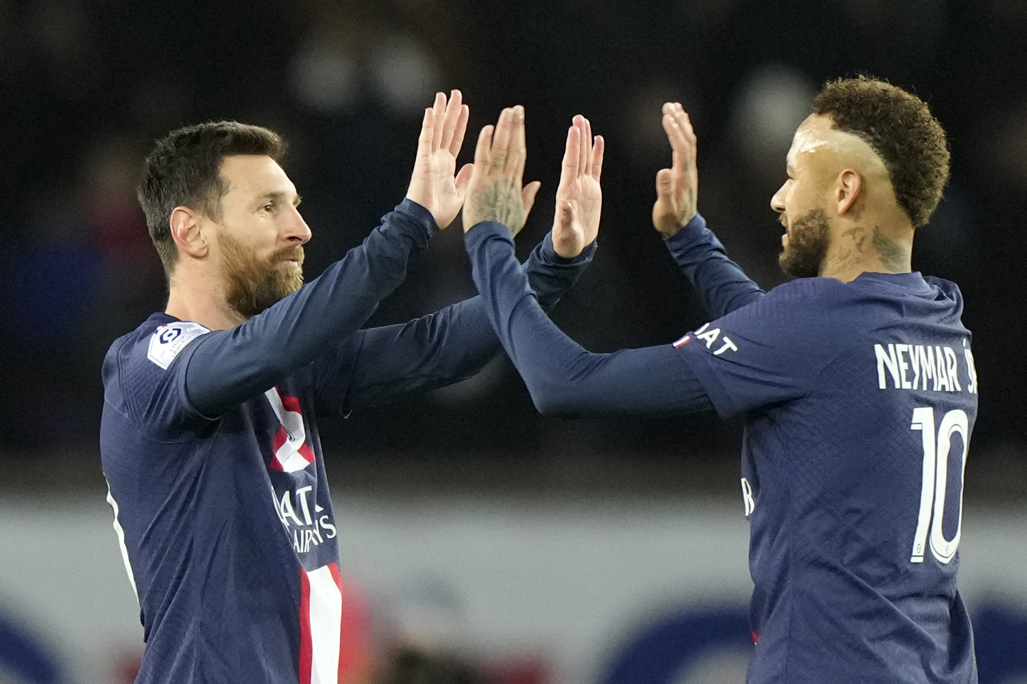 Messi y Neymar celebran un gol con el PSG.