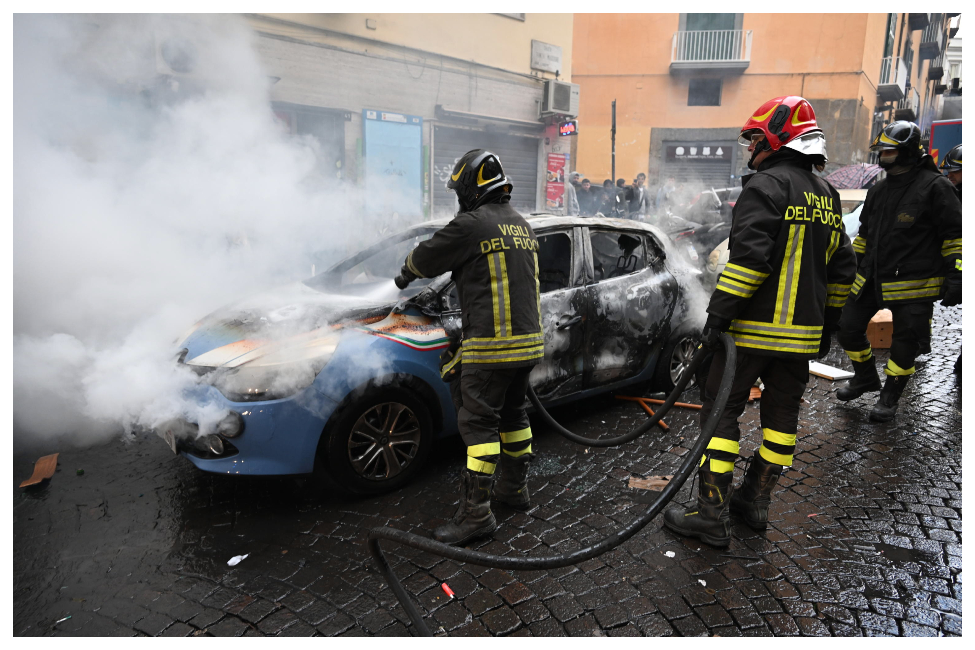 Los bomberos tuvieron que apagar un coche en llamas,.