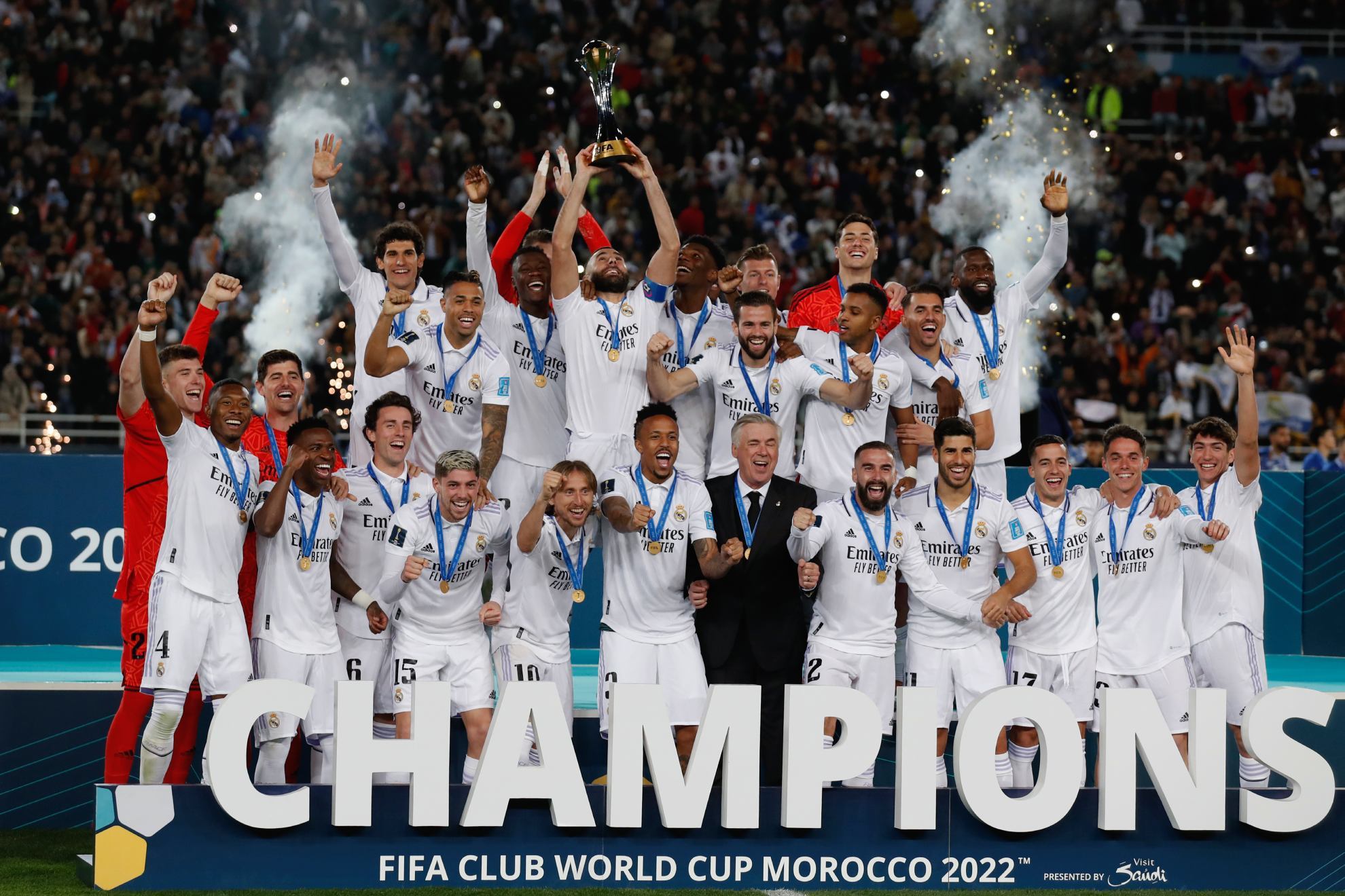 Los jugadores del Real Madrid levantan el título del Mundial de Clubes conquistado en Rabat. CHEMA REY