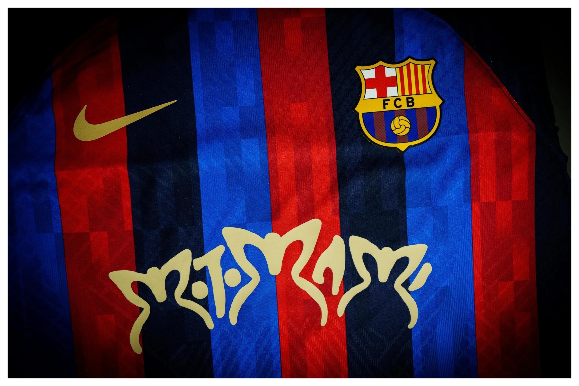 FC Barcelona: Agotada la edición especial glow de la camiseta del con el logotipo de de Rosalía |